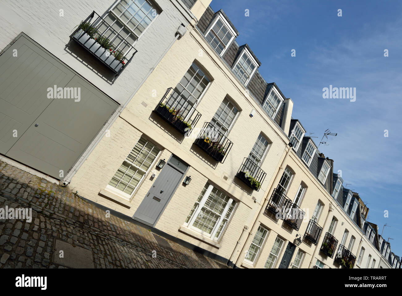 A schiera residenziale di lusso Mews Case, Eaton Mews Nord, Belgravia, West London, Regno Unito Foto Stock