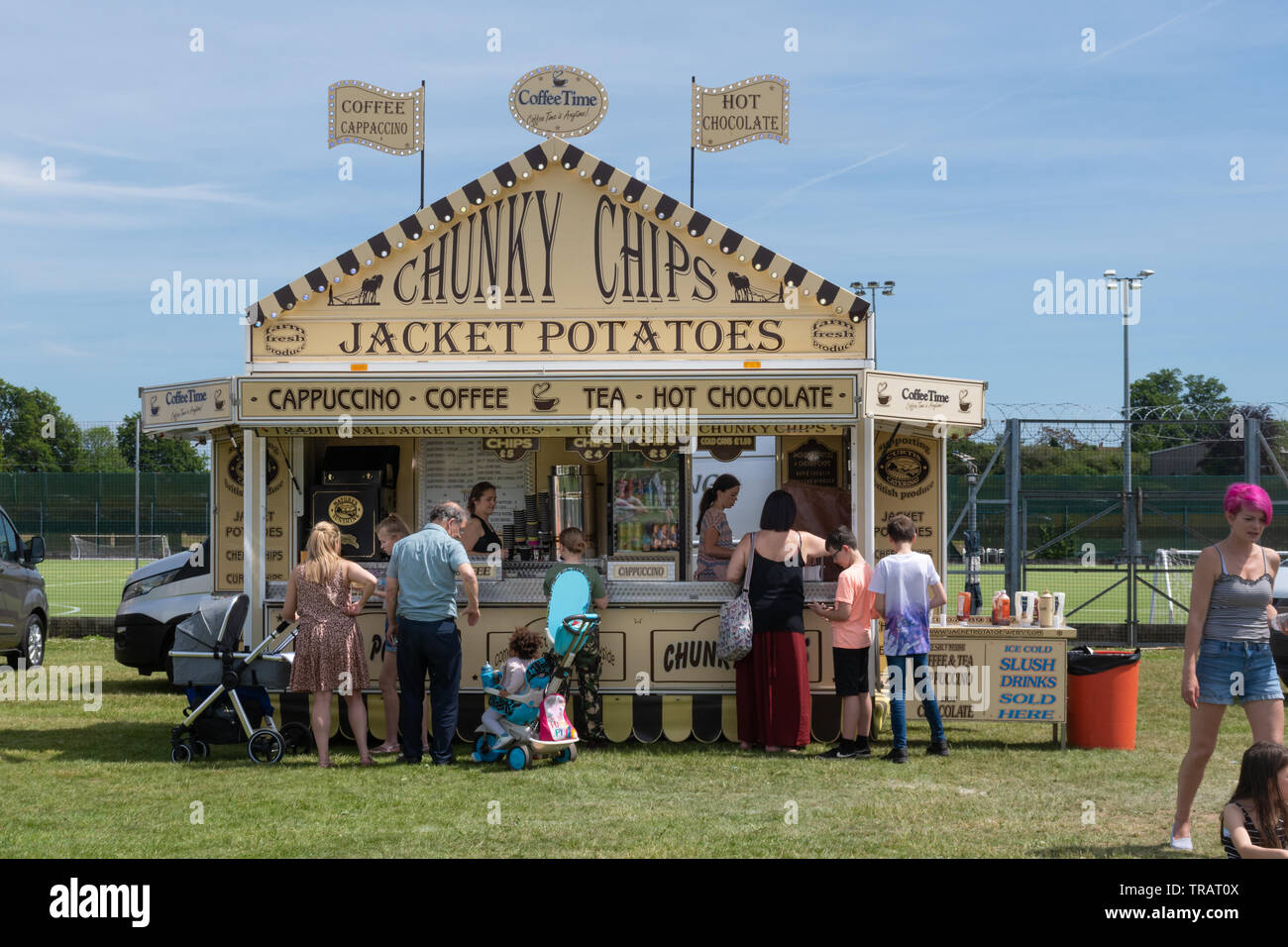 Il cibo e le bevande in stallo (punto di ristoro) camicia vendita di patate chips e bevande in occasione di una mostra (Basingstoke Kite Festival), un evento in Basingstoke, Regno Unito Foto Stock