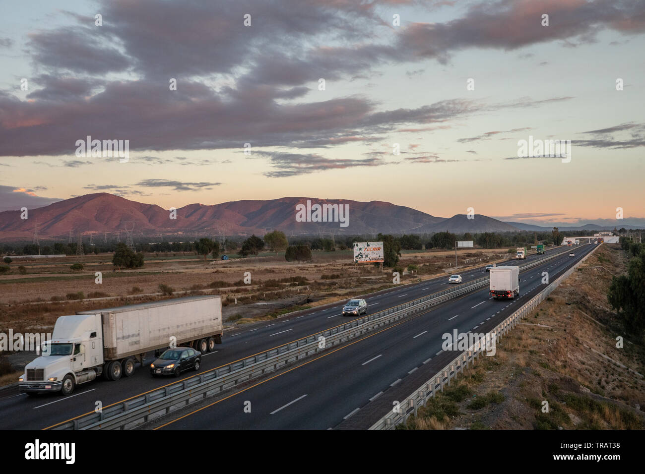 Unità di traffico in autostrada di Puebla, Messico, 15 gennaio 2019. Lo stato di Puebla è nota per la sua alta quantità di gas illegale il furto. Foto Stock