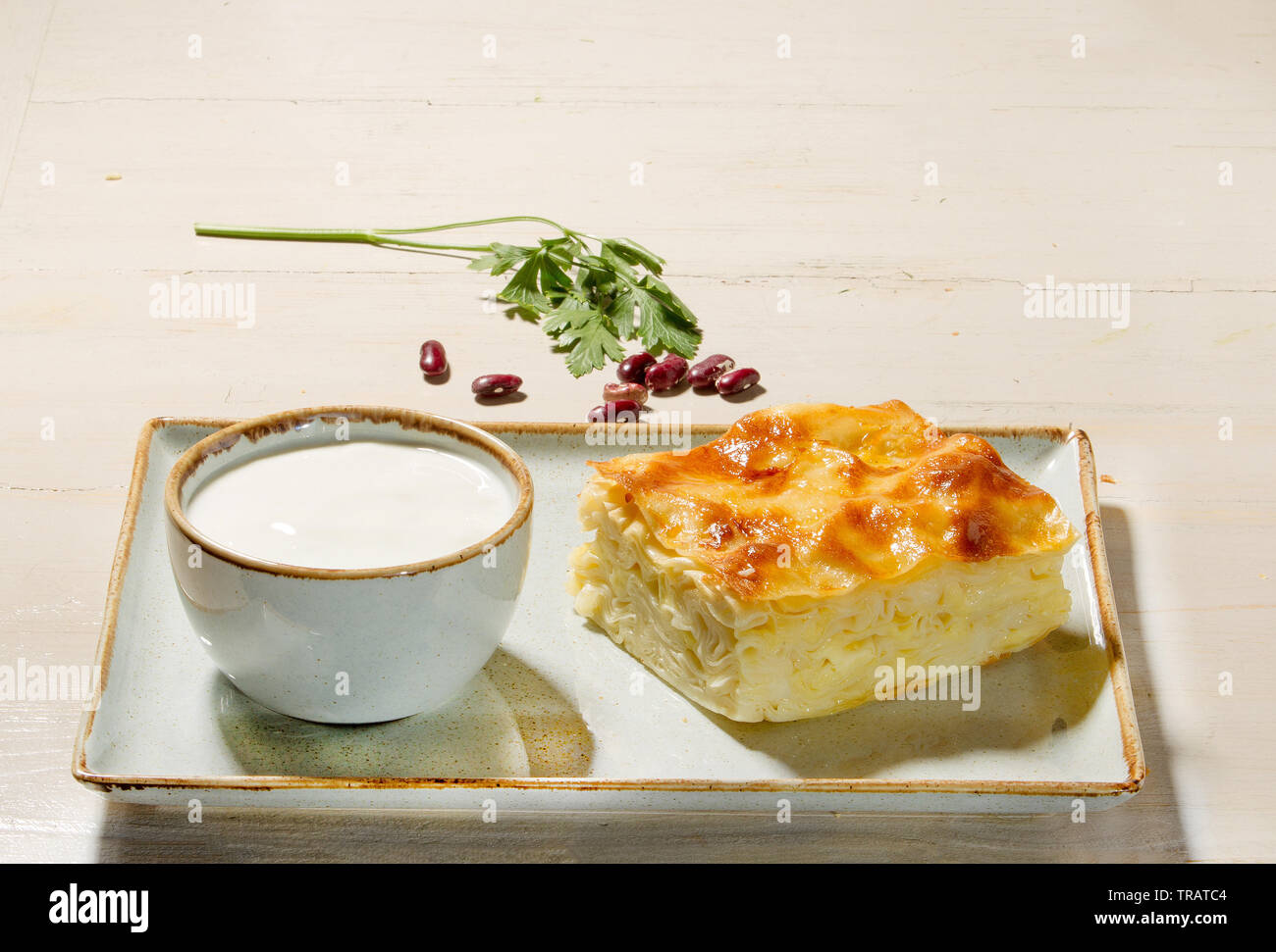 Achma e maconi - geogian piatti (gustosa torta (non è dolce e aspro bevanda di latte) Foto Stock