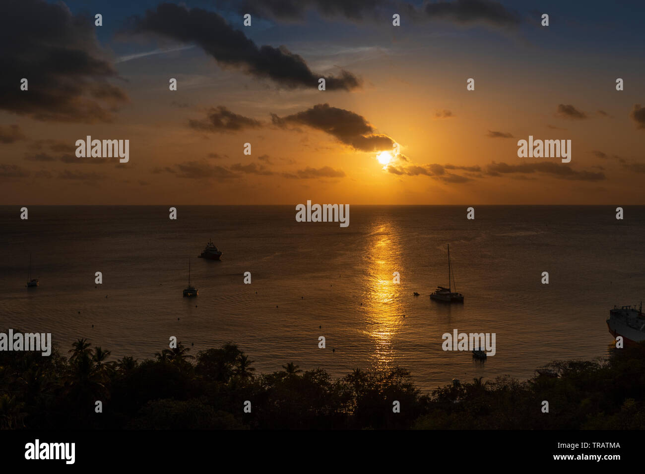 Tramonto tropicale oltre l'isola caraibica di Mustique. Colori intensi Foto Stock