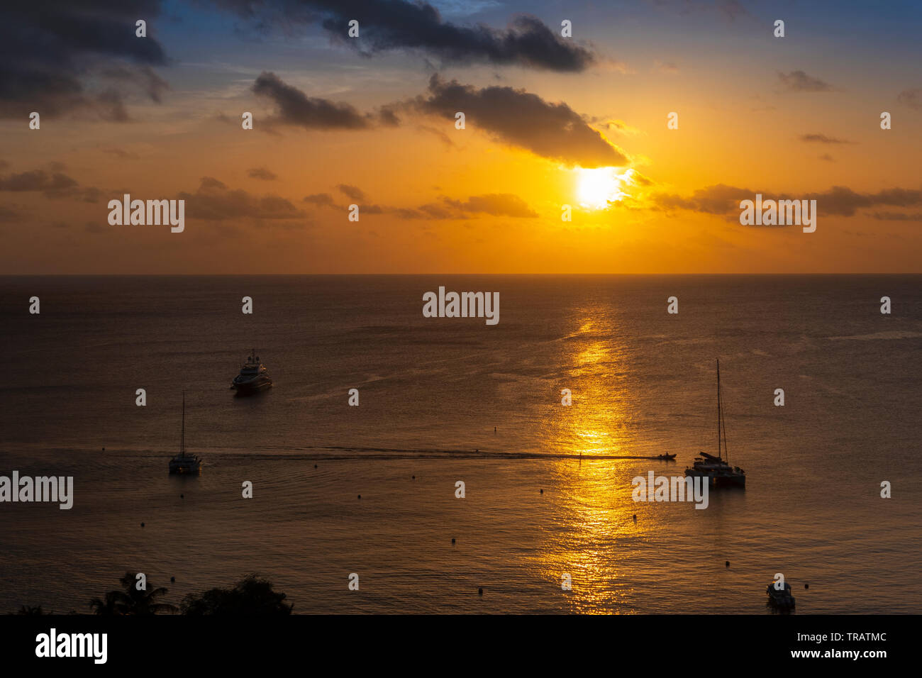 Tramonto tropicale oltre l'isola caraibica di Mustique. Colori intensi Foto Stock