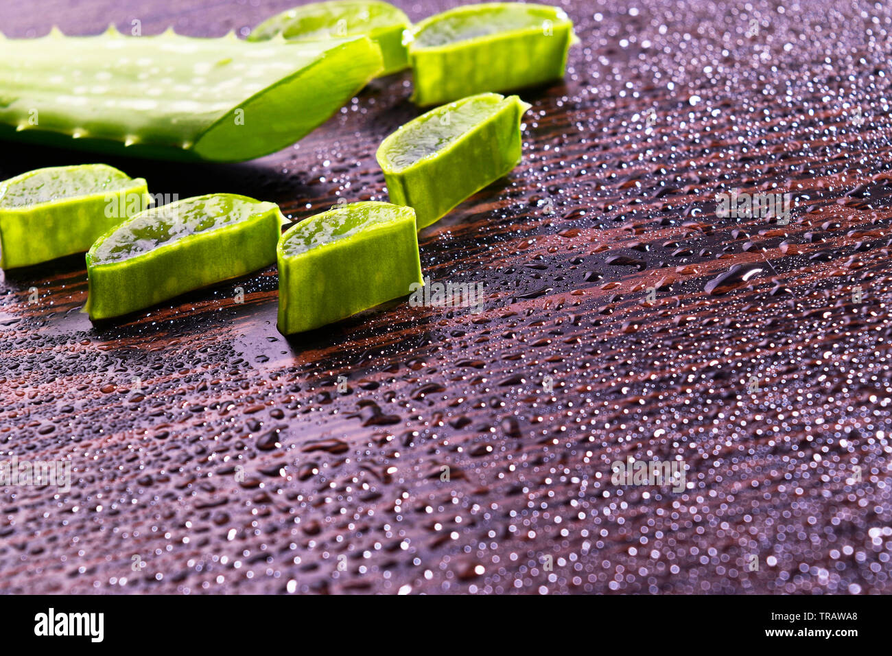 Aloe vera sul tavolo di legno con gocce d'acqua fresca aloevera concetto. Foto Stock