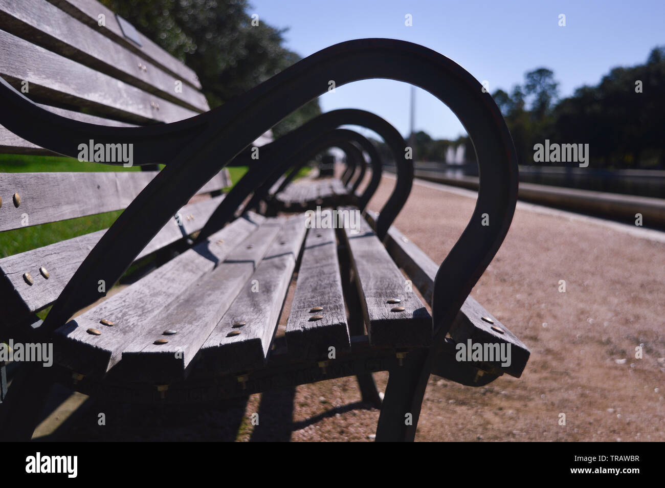 Immagine di un semplice banco in un parco catturato dalla regola di linee. Foto Stock