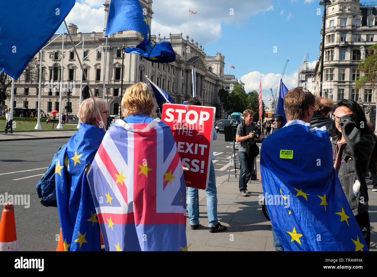 Vista posteriore di protesta in strada fuori le case del Parlamento indossando Unione Jack & Unione europea bandiere & Stop Brexit pasticcio Londra UK KATHY DEWITT Foto Stock