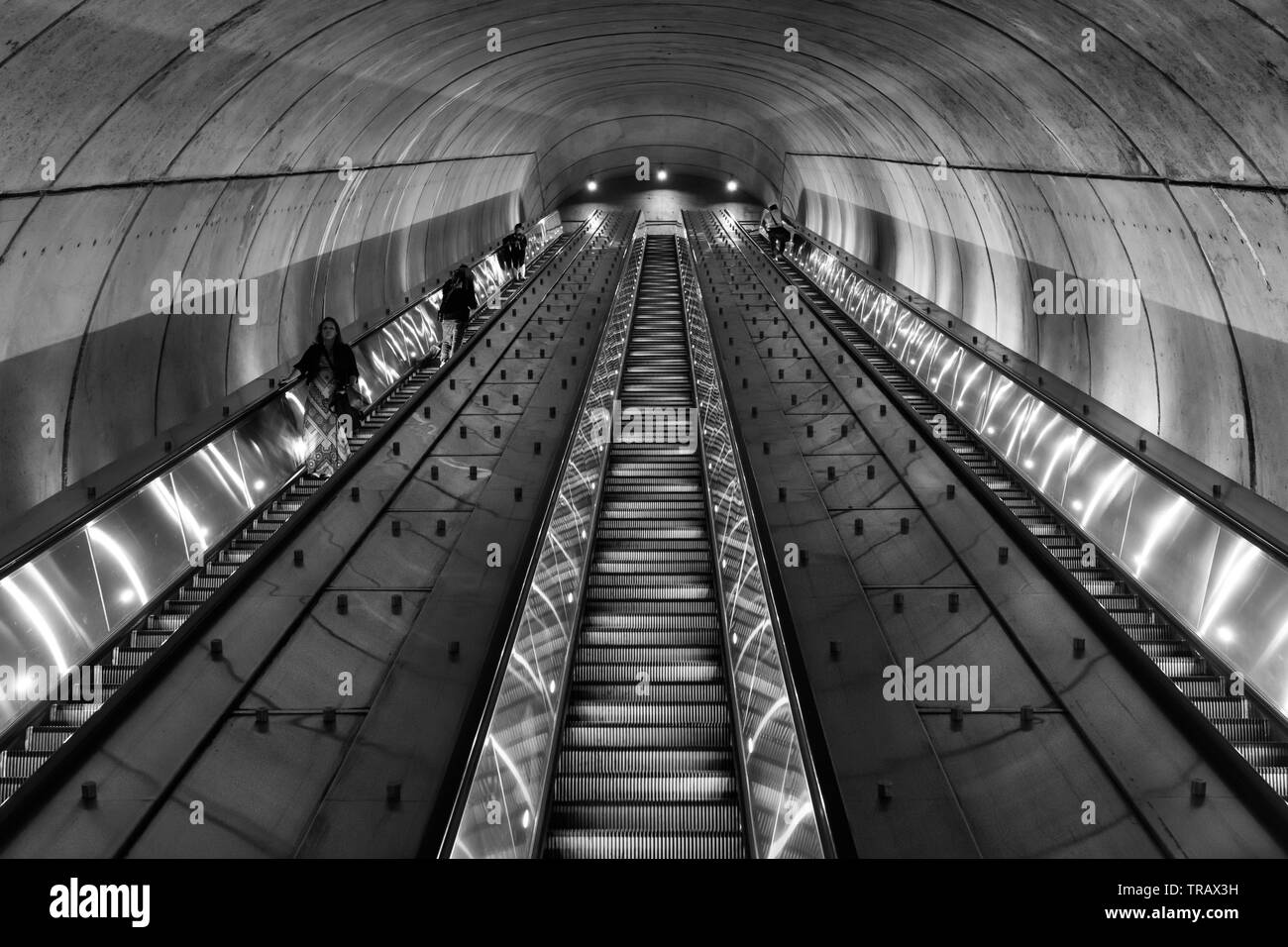 Pendolari prendere una lunga scala mobile al di fuori di un sotterraneo della stazione della metropolitana di Washington DC di notte Foto Stock