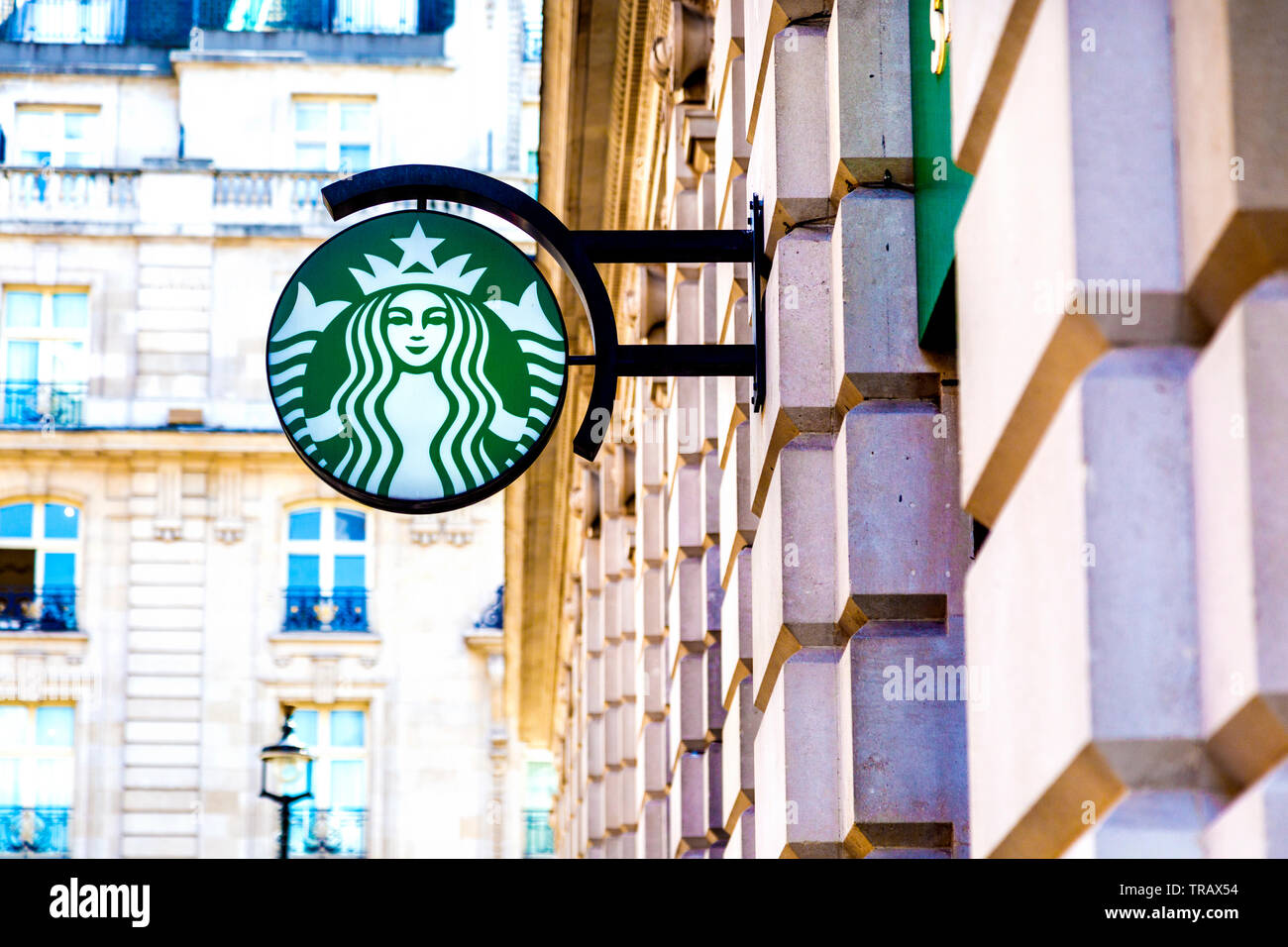 Il logo di Starbucks sulla facciata di un edificio (Green Park, Londra, Regno Unito) Foto Stock