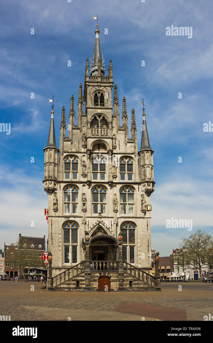 Gouda, Holland, Paesi Bassi, 23 Aprile 2019 - gotico medievale city hall nel centro della piazza della città vecchia di Gauda, chiudere alcune viste di edificio con t Foto Stock