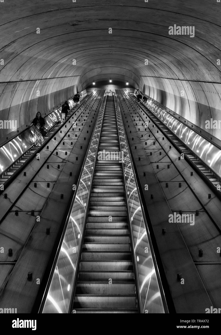 Pendolari prendere una lunga scala mobile al di fuori di un sotterraneo della stazione della metropolitana di Washington DC di notte Foto Stock