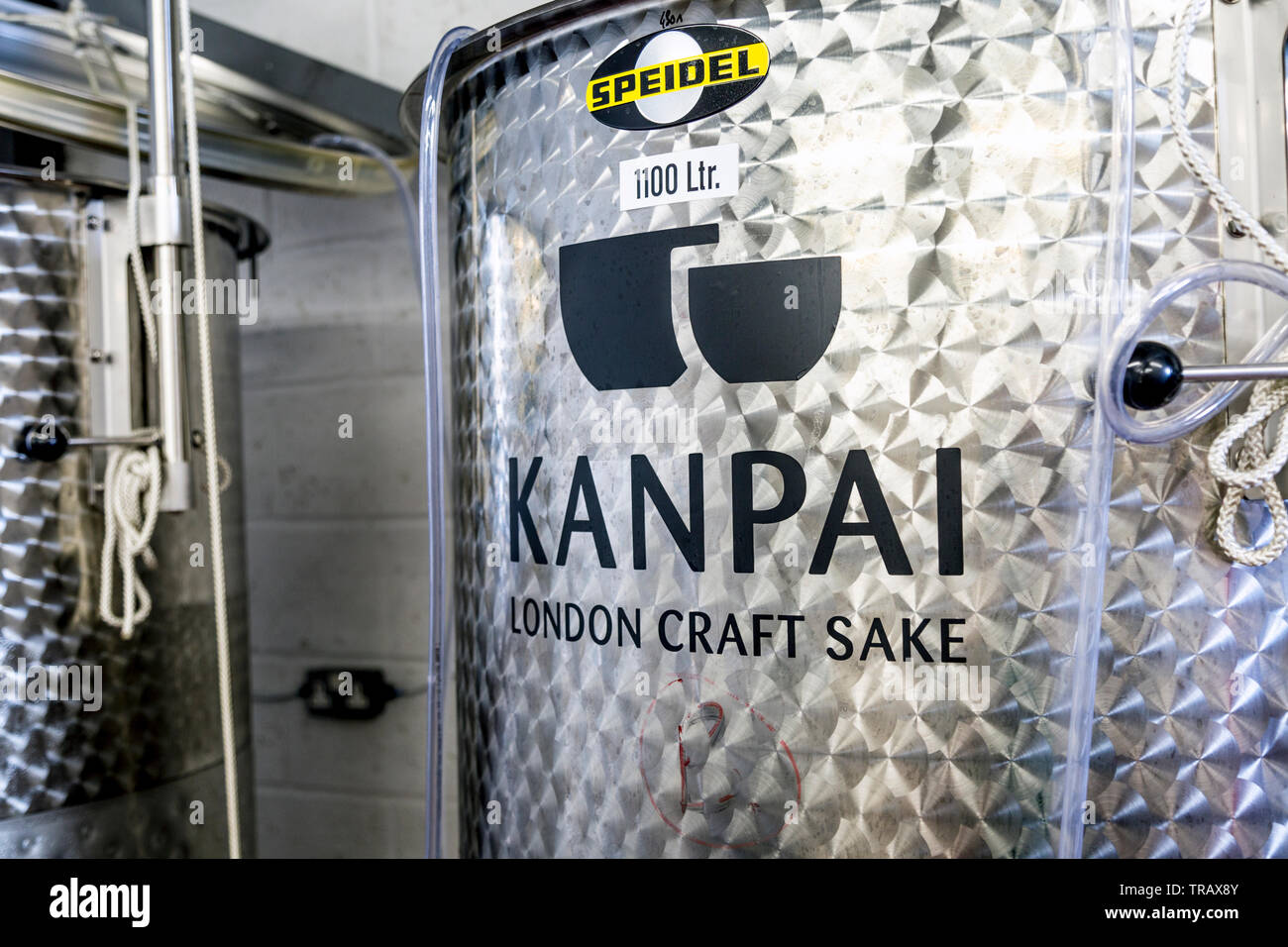 Motivi della birra di vasche di fermentazione a Kanpai - il primo amore di Londra Brewery, London, Regno Unito Foto Stock