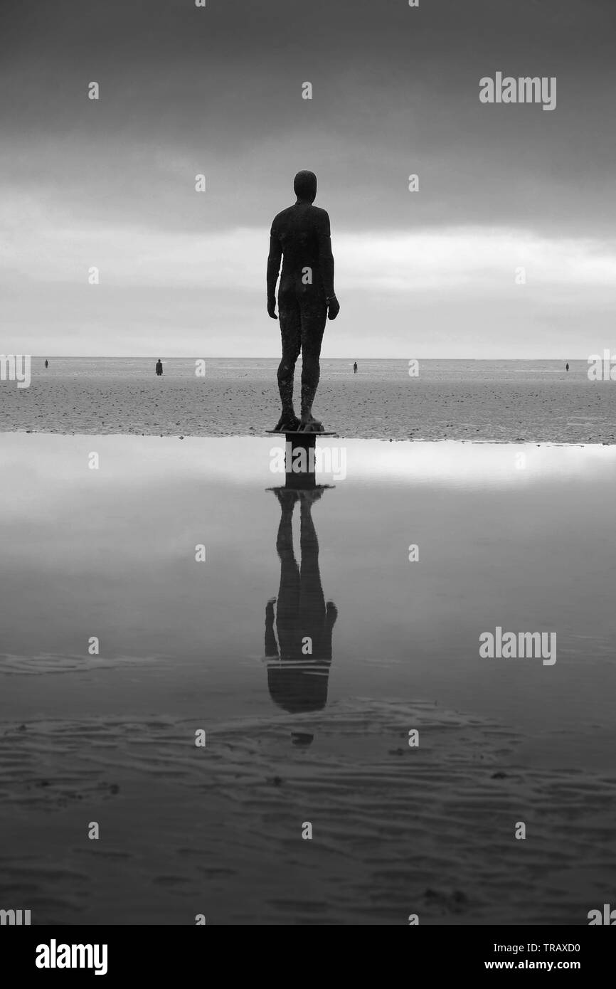 Antony Gormley in altro luogo installazione d arte, Crosby Beach, Liverpool Foto Stock