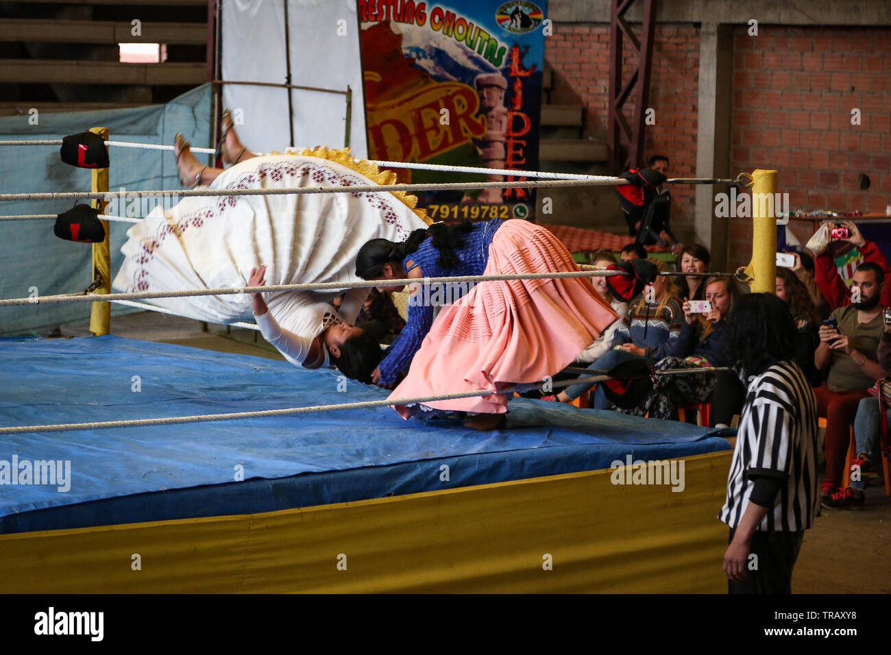 Cholita wrestling a La Paz, in Bolivia Foto Stock