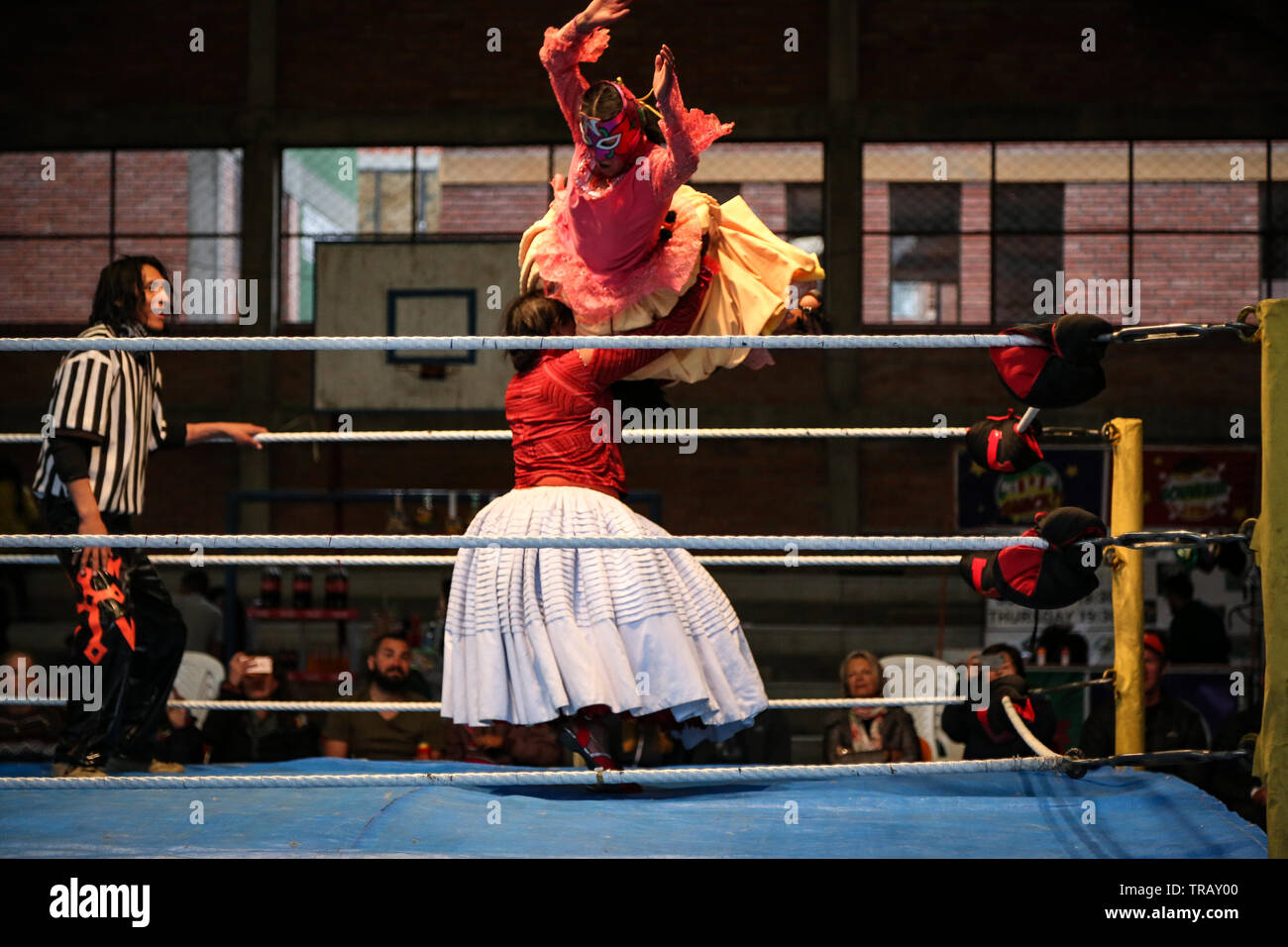 Cholita wrestling a La Paz, in Bolivia Foto Stock