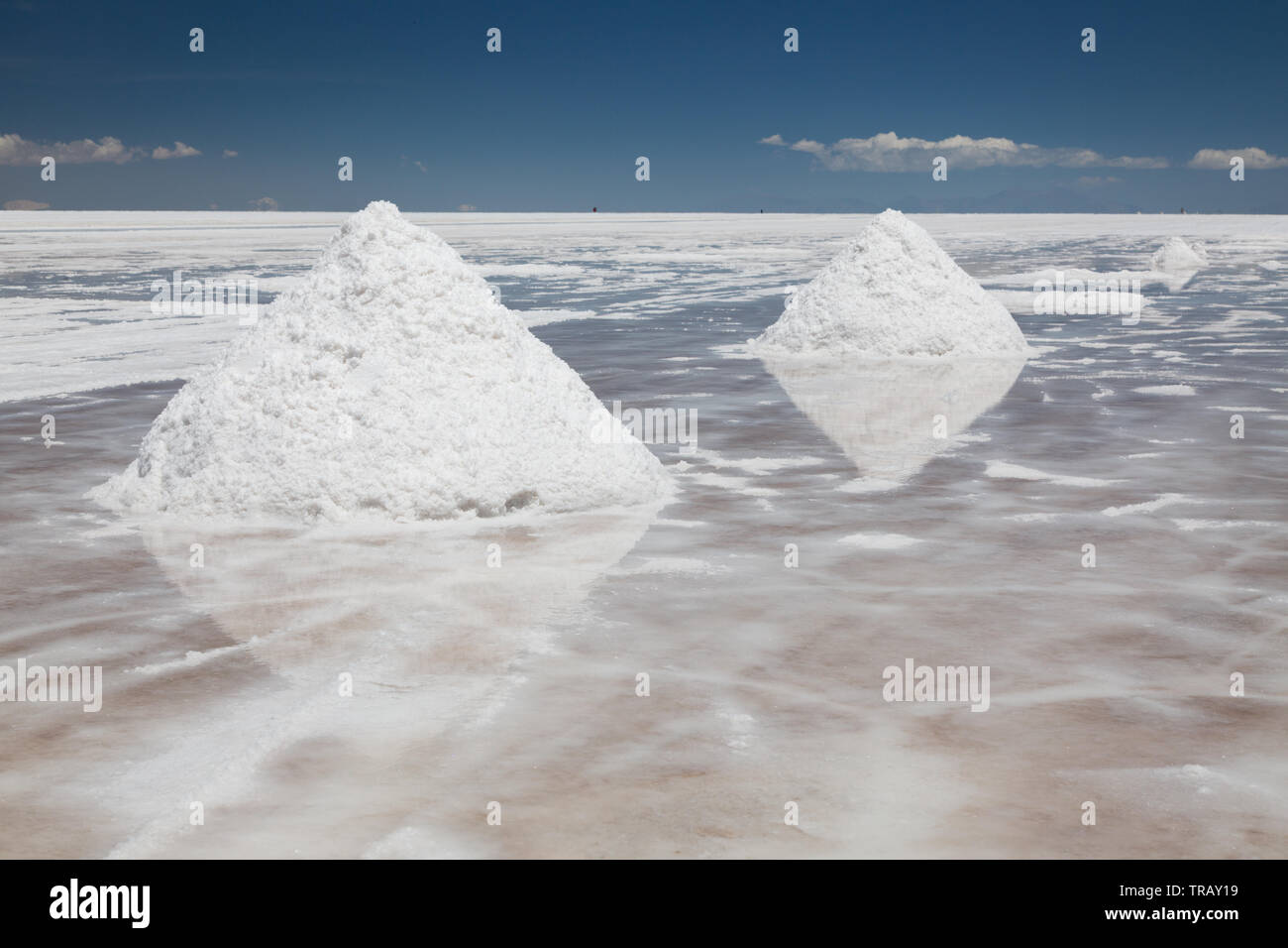 Pile di sale impilati sul Salar de Uyuni in Bolivia Foto Stock