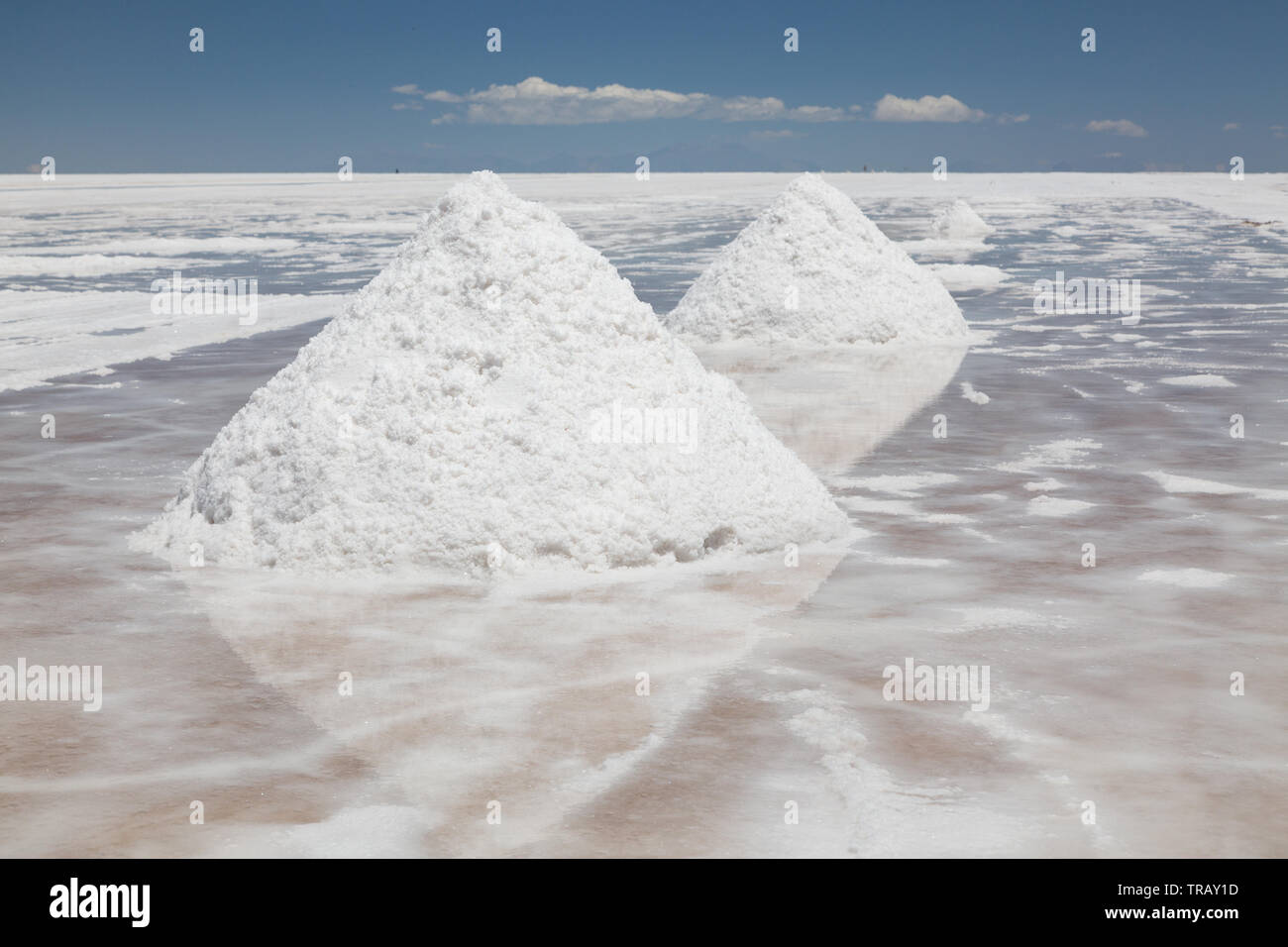 Pile di sale impilati sul Salar de Uyuni in Bolivia Foto Stock