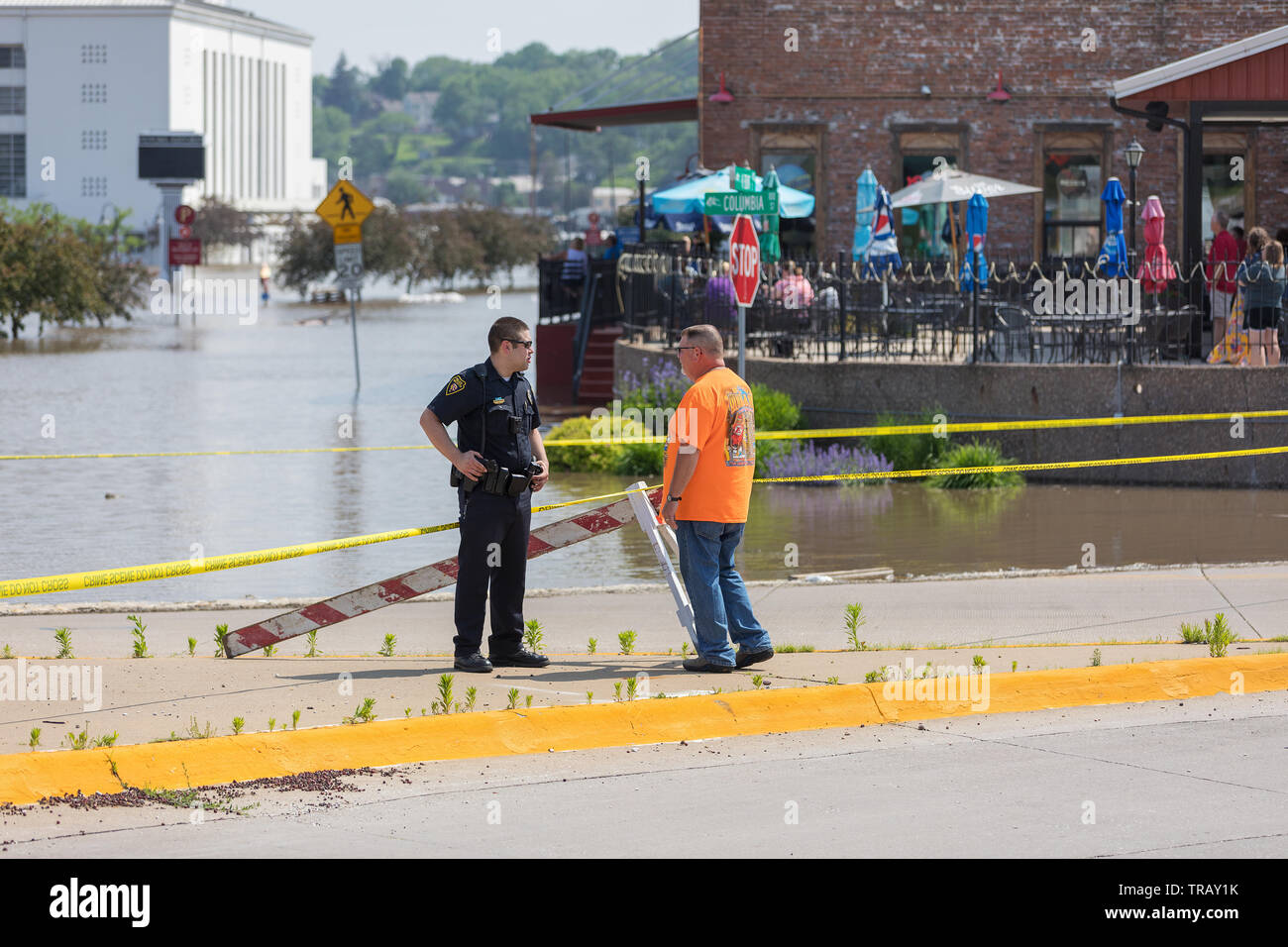 Burlington, Iowa, USA. Il 1 giugno, 2019. Hesco temporanea barriere antiesondazione fallito provocando il fiume Mississippi per inondare le sezioni di Burlington, Iowa, USA. Un poliziotto dirige il traffico intorno alle acque di esondazione. Credito: Keith Turrill/Alamy Live News Foto Stock