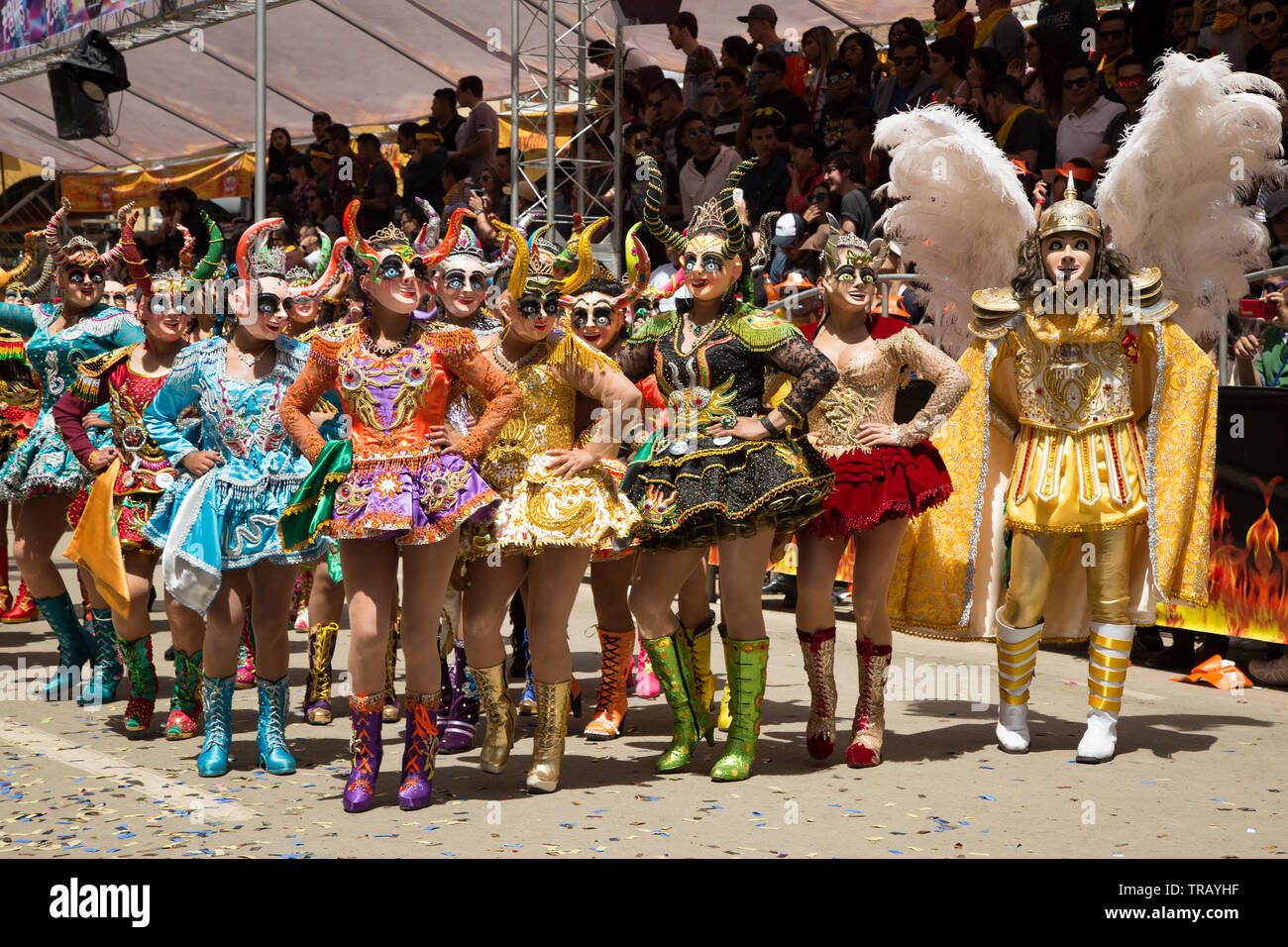 Gli artisti interpreti o esecutori in costume nella sfilata di carnevale a Oruro, Bolivia Foto Stock