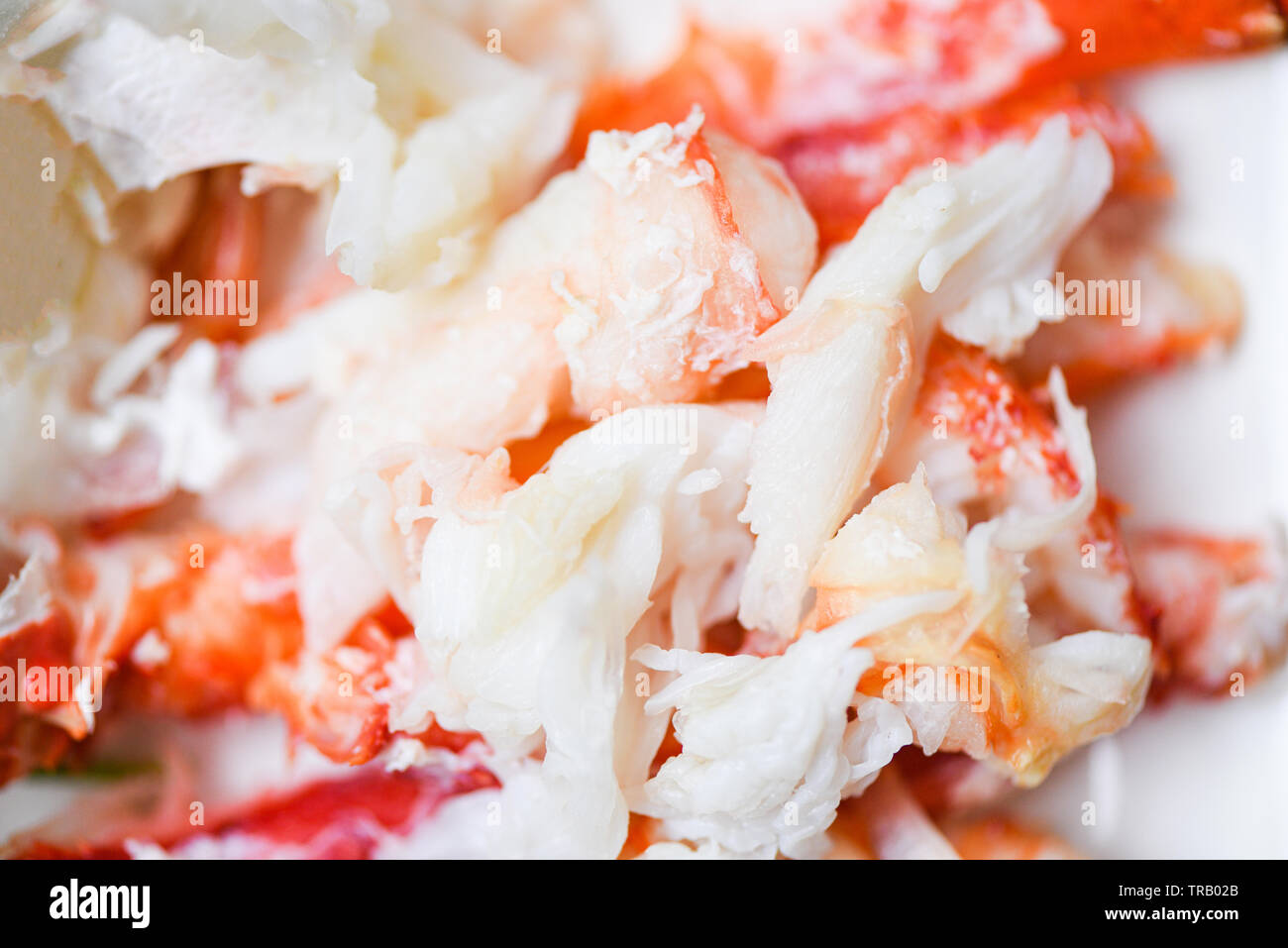 Alaskan granchio sulla piastra bianca di pesce cotto al vapore / di polpa di granchio Foto Stock