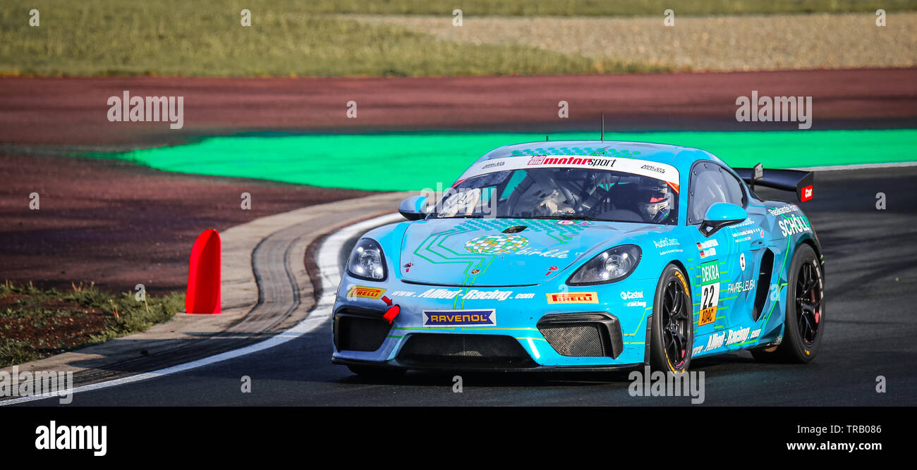 Oschersleben, Germania, 27 Aprile 2019: Porsche Cayman GT4 dal Team Allied-Racing pilotato da Lars Kern durante l'ADAC GT4 al Motorsport Arena Foto Stock