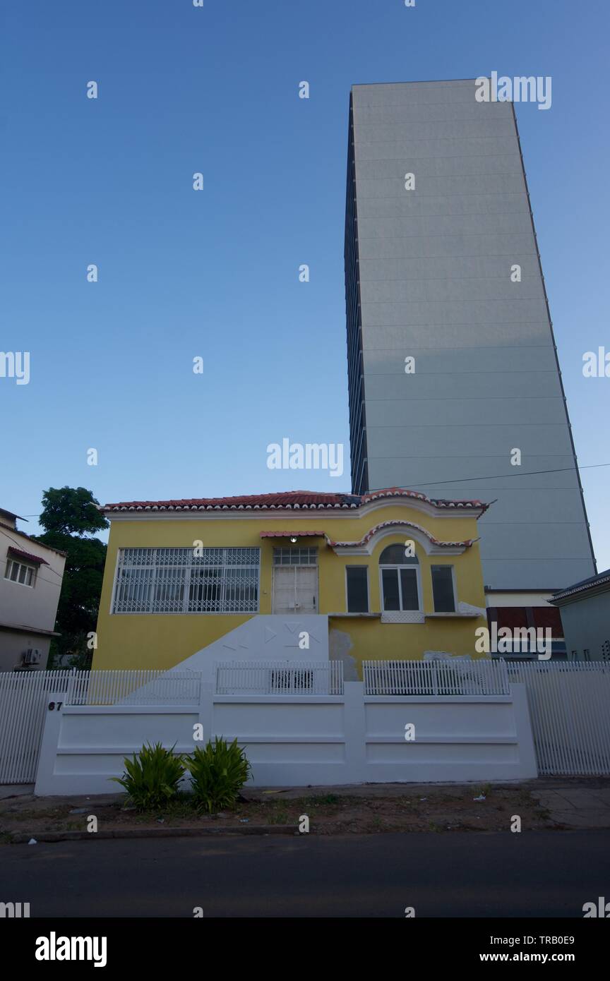 Grandi e piccole di sviluppo urbano a Maputo, Mozambico Foto Stock