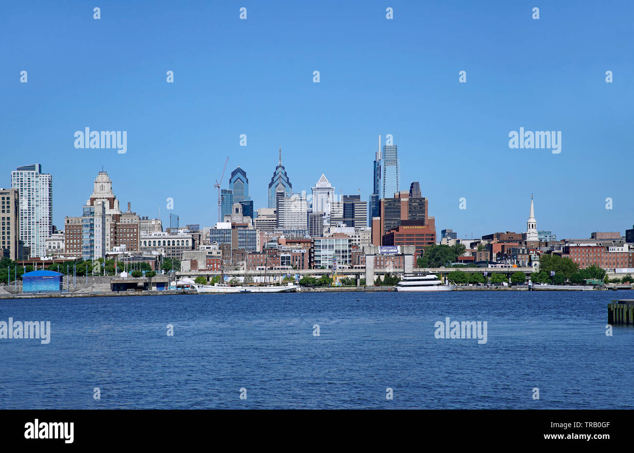 PHILADELPHIA - Maggio 2019: A Waterfront Park a Camden, nel New Jersey, offre una vista sullo skyline di Philadelphia da attraverso il Fiume Delaware. Foto Stock