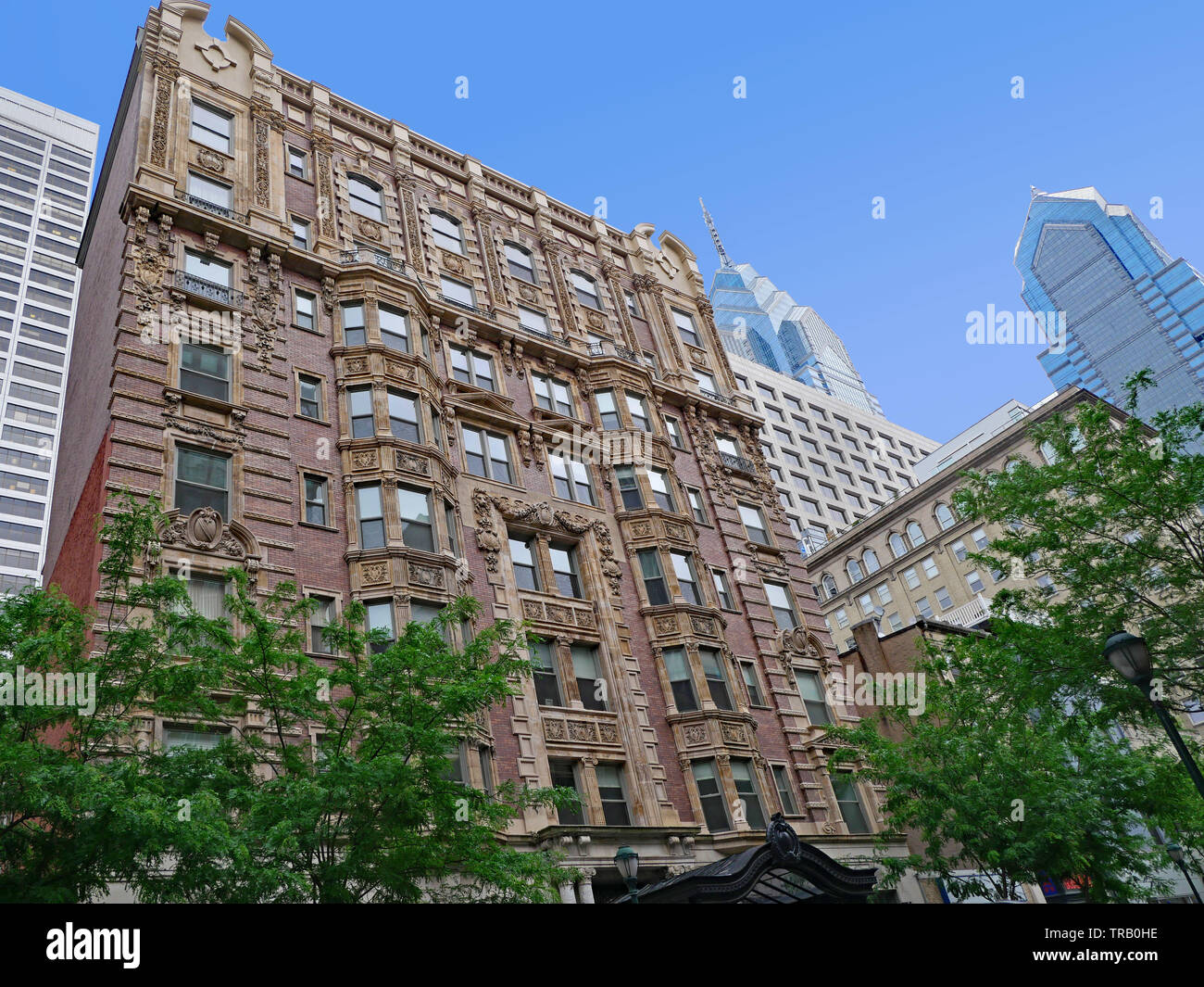 Si tratta di un vecchio edificio su Chestnut Street nel centro cittadino di Philadelphia e contrapposte contro un moderno grattacielo di vetro in background Foto Stock