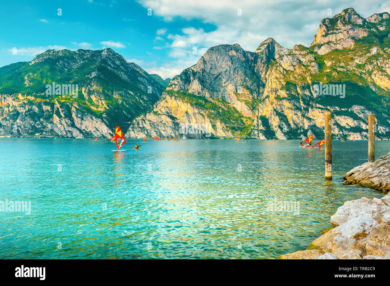 Popolari per le vacanze estive e tempo libero posizione, surfisti che esercitano nel lago vicino a Riva del Garda resort, lago di Garda, Italia, Europa Foto Stock