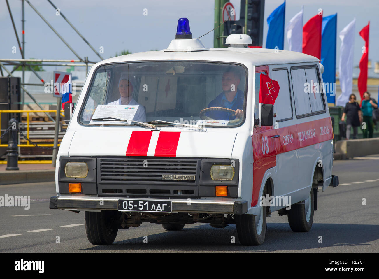 RUSSIA, San Pietroburgo - 25 Maggio 2019: Retro ambulanza RAF 22031 'Latvija' vicino. Membro della parata di trasporto retrò sul giorno del C Foto Stock