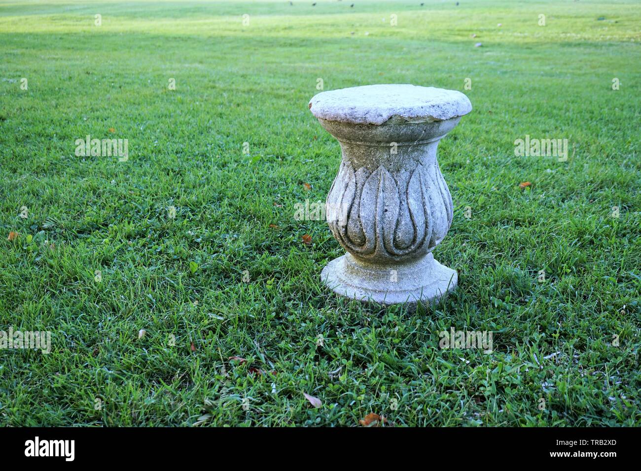 Colonna decorativa sull'erba. Foto Stock