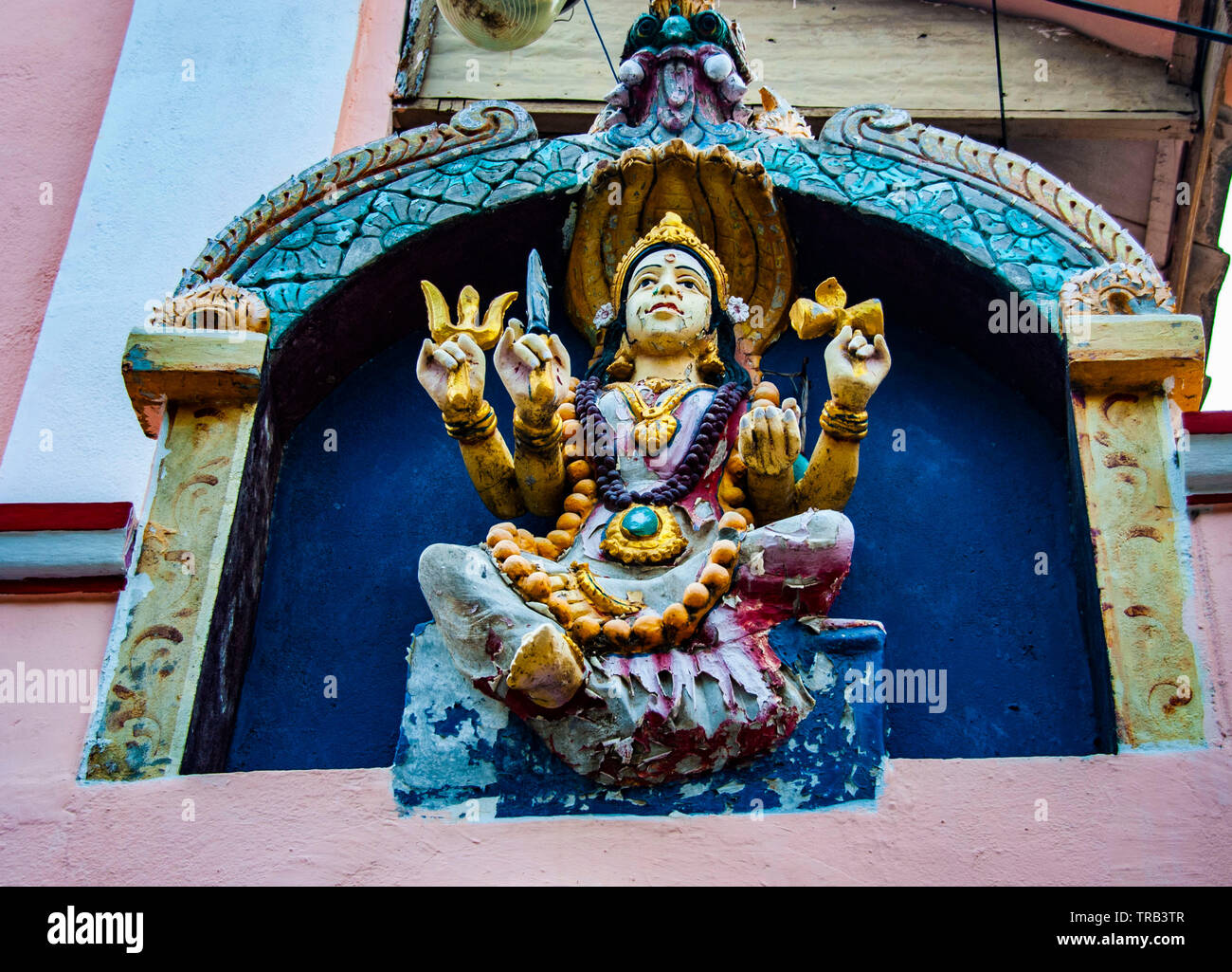 Lavoro in dettaglio in Gopuram, tempio indù di Pondicherry, India Foto Stock