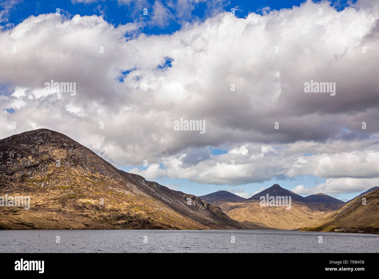 Irlanda del Nord, Co Down, Alta Mournes, Valle silenziosa serbatoio con Slievenlaglogh e picco di Slieve Bearnach Foto Stock