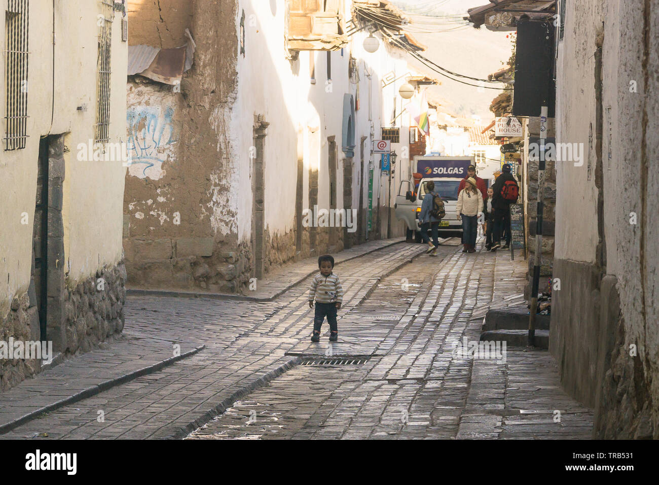 Ragazzo in piedi in strada in Cusco, Perù. Foto Stock