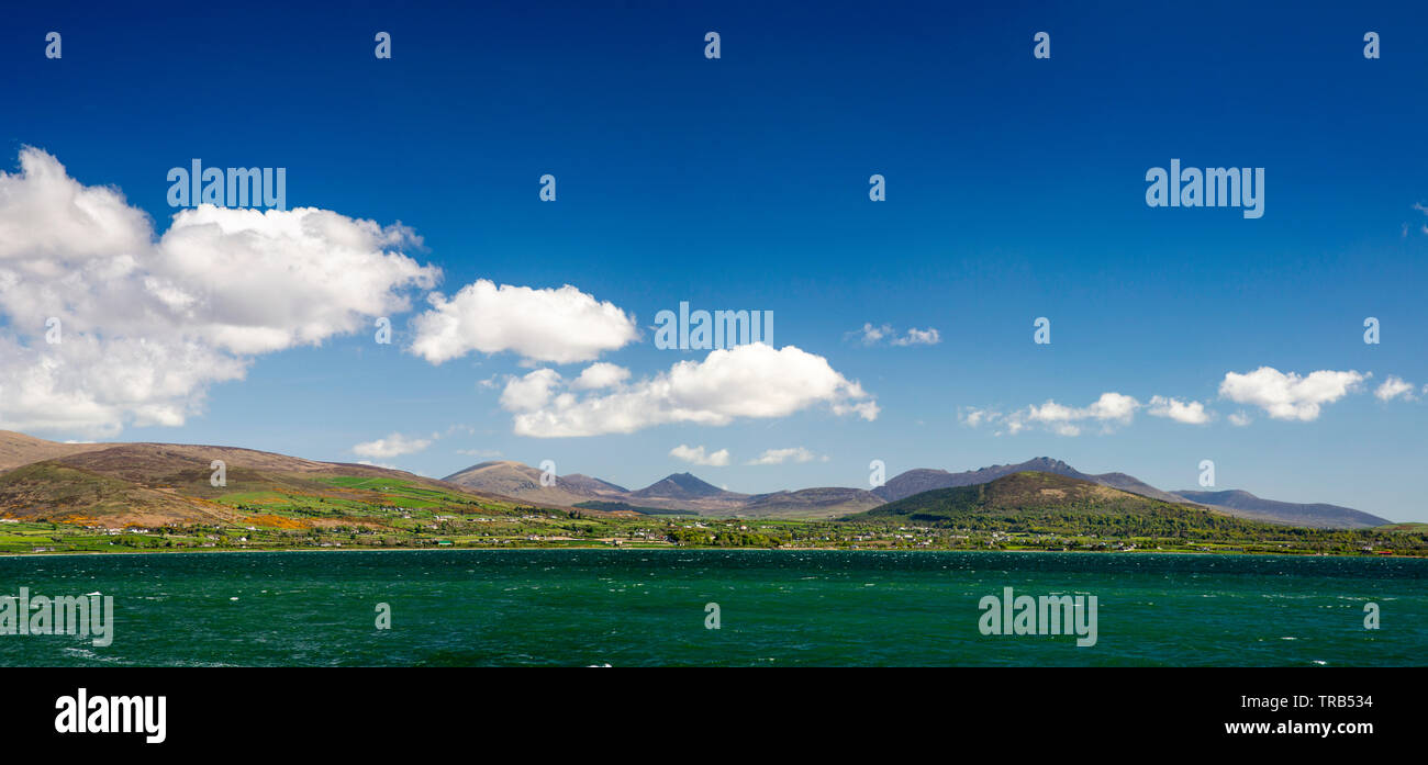 Irlanda, Co Louth, Greenore, vista attraverso Carlingford Lough a Mourne Mountains, panoramica Foto Stock