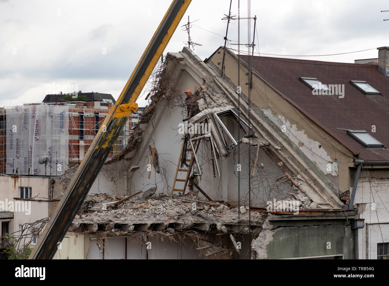 A Belgrado, in Serbia - Il processo di demolizione di un edificio in disuso a Zemun Foto Stock