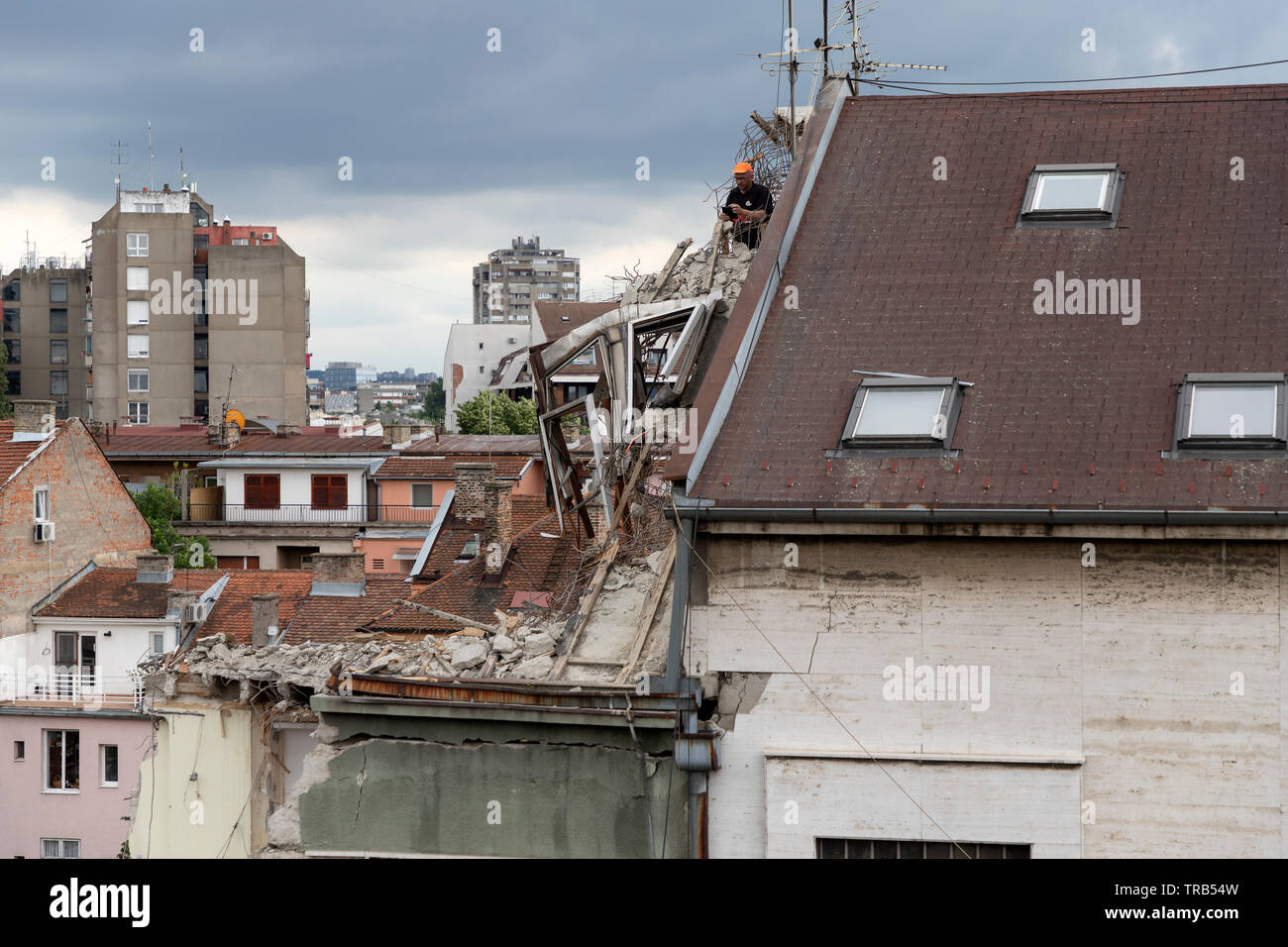 A Belgrado, in Serbia - Il processo di demolizione di un edificio in disuso a Zemun Foto Stock