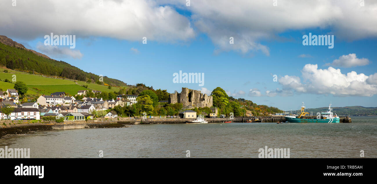 Irlanda, Co Louth, Carlingford, città e St John's castello medievale, rovina sopra il porto, panoramica Foto Stock
