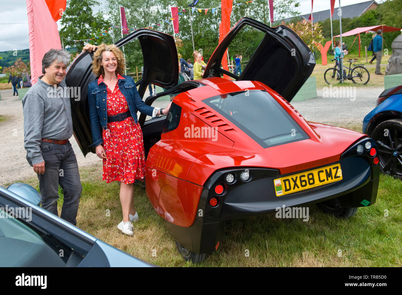 Auto a idrogeno in mostra a Hay Festival Hugo Spowers con Kate umile Hay on Wye Powys Wales UK Foto Stock