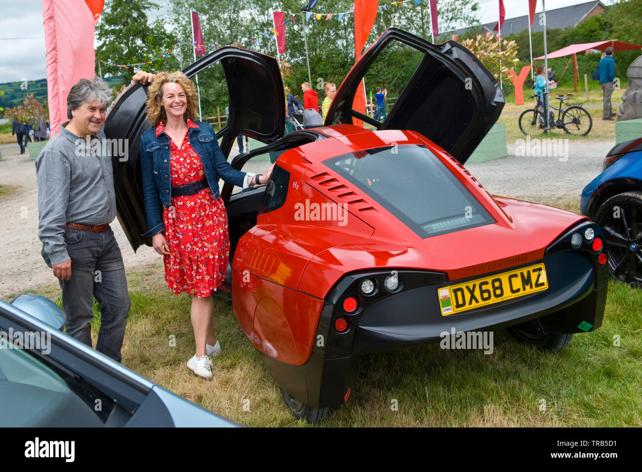 Auto a idrogeno in mostra a Hay Festival Hugo Spowers con Kate umile Hay on Wye Powys Wales UK Foto Stock