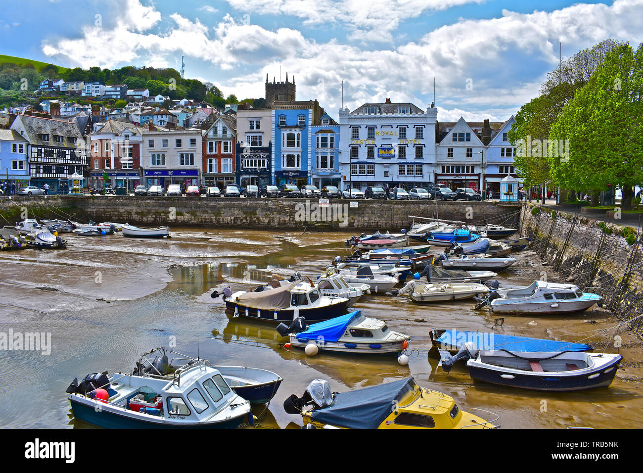 Un bel mix di motivi decorativi vecchi edifici che si affacciano sul porto interno di Dartmouth a bassa marea in una giornata di sole con cielo blu e nuvole bianche. Foto Stock