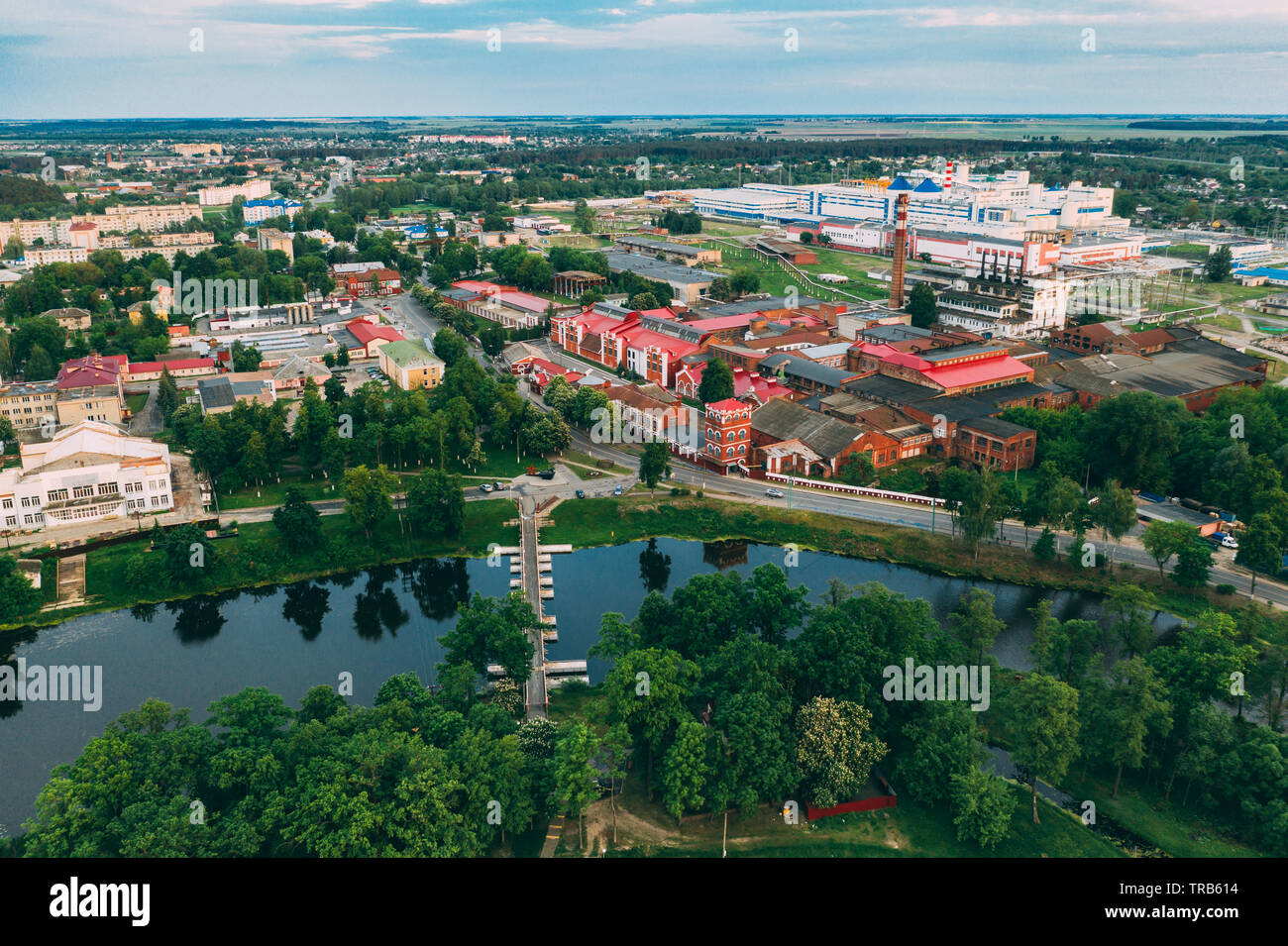 Dobrush, Regione di Gomel, Bielorussia. Vista aerea della carta vecchia torre di fabbrica nella giornata di primavera. Patrimonio storico in vista dall'alto. Foto Stock