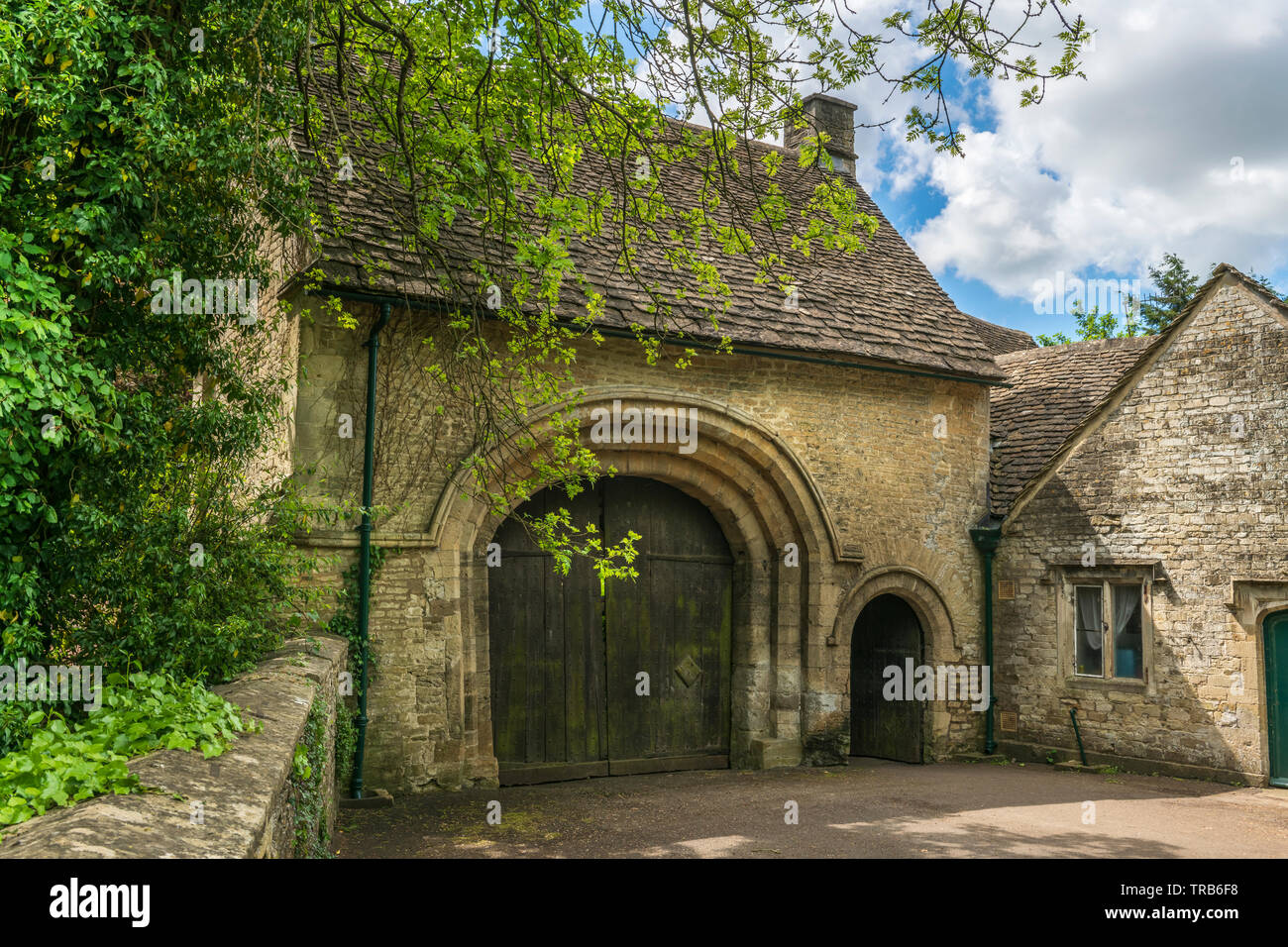 Il XII secolo Casa di gate è il solo edificio superstite della grande Abbazia Agostiniana di Santa Maria nel cuore del, Cirencester Gloucestershire. Foto Stock