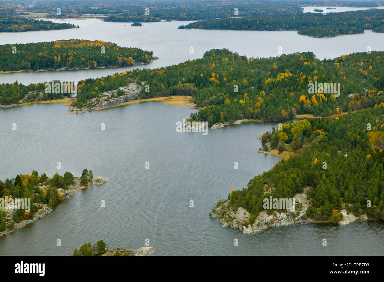 Vista aerea su una parte del lago Vansjø in Østfold, Norvegia. Nel centro è l'isola Østenrødøya, e l'isola Gudøya è dietro a sinistra. Vansjø è il lago più grande in Østfold. La vista è verso il nord. Ottobre, 2004. Foto Stock