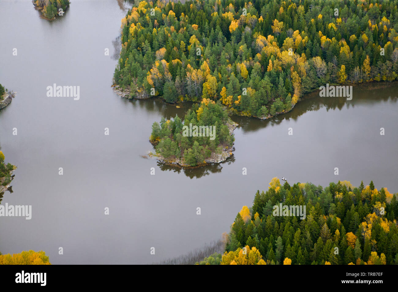 Vista aerea su una parte del lago Vansjø in Østfold, Norvegia. Questa zona è chiamata Sunna e la piccola penisola nel centro è chiamato Abbor'n, che è una parte dell'isola Bliksøya. Vansjø è il lago più grande in Østfold. Ottobre, 2004. Foto Stock