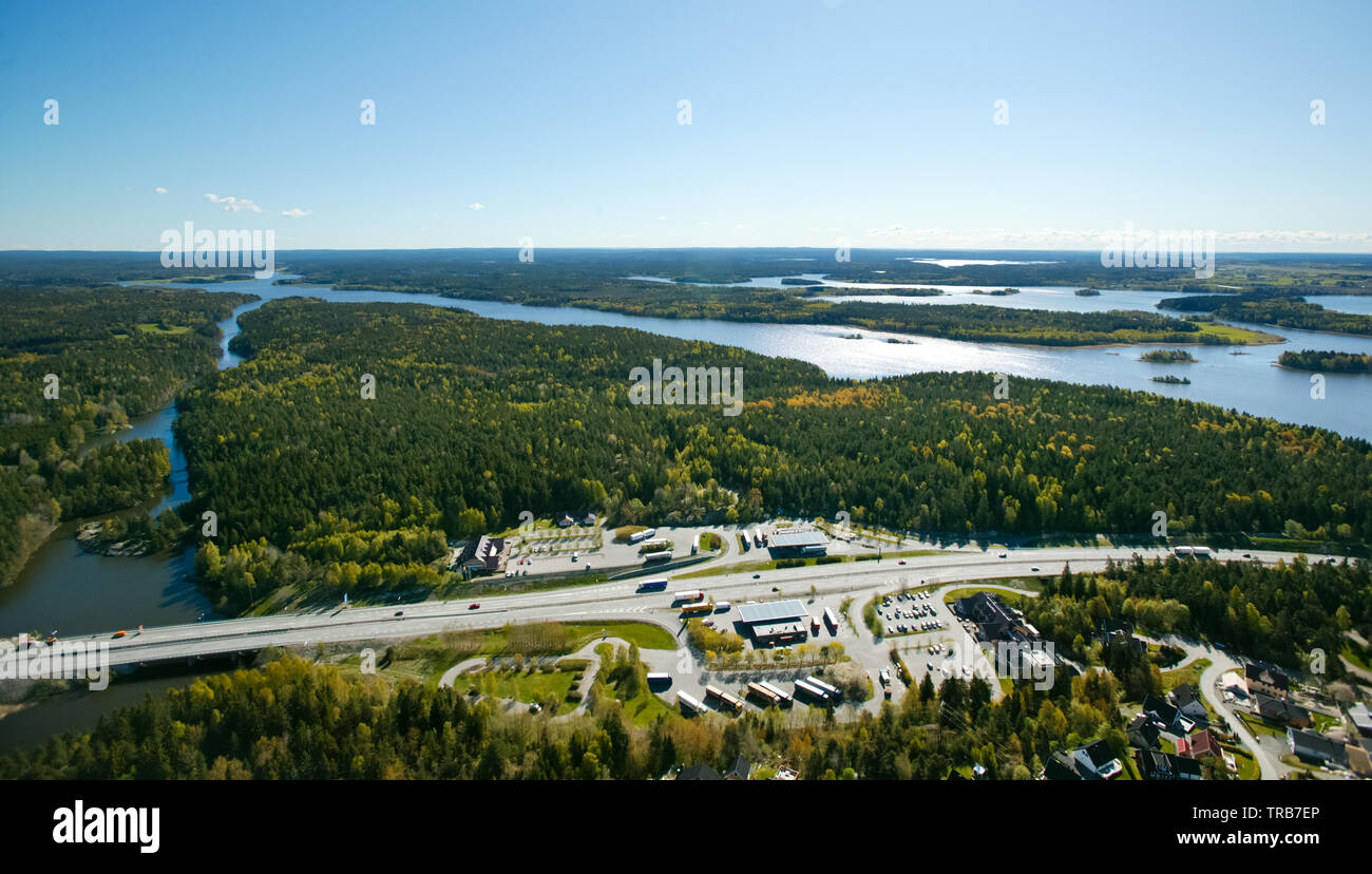 Vista aerea su una parte del lago Vansjø e l'autostrada E6 in Østfold, Norvegia. Il fiume a sinistra è una parte del lago Vansjø e chiamato Mosseelva. L'area alla destra del ponte è chiamato Storebaug. Il lago Vansjø e i suoi dintorni di laghi e fiumi sono una parte dell'acqua sistema chiamato Morsavassdraget. La vista è verso nord-est. Maggio, 2005. Foto Stock
