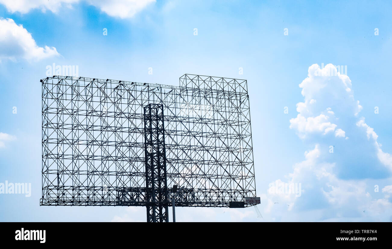 Struttura di telaio di acciaio grosso tabellone per la pubblicità per la comunicazione di informazioni. Contro il cielo blu Foto Stock