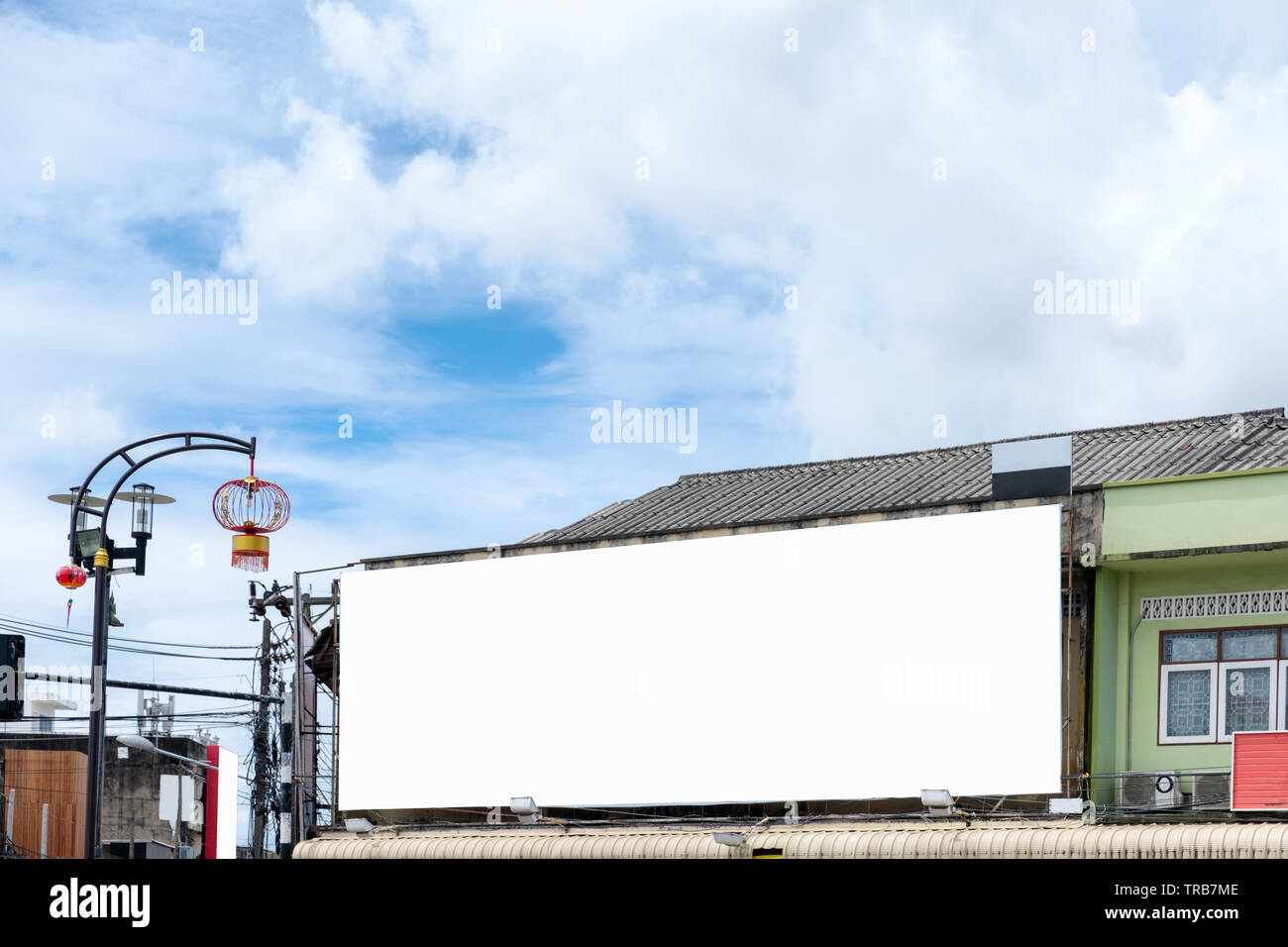 Tabellone bianco pubblicizzare vuoto impostato sul vecchio edificio Foto Stock