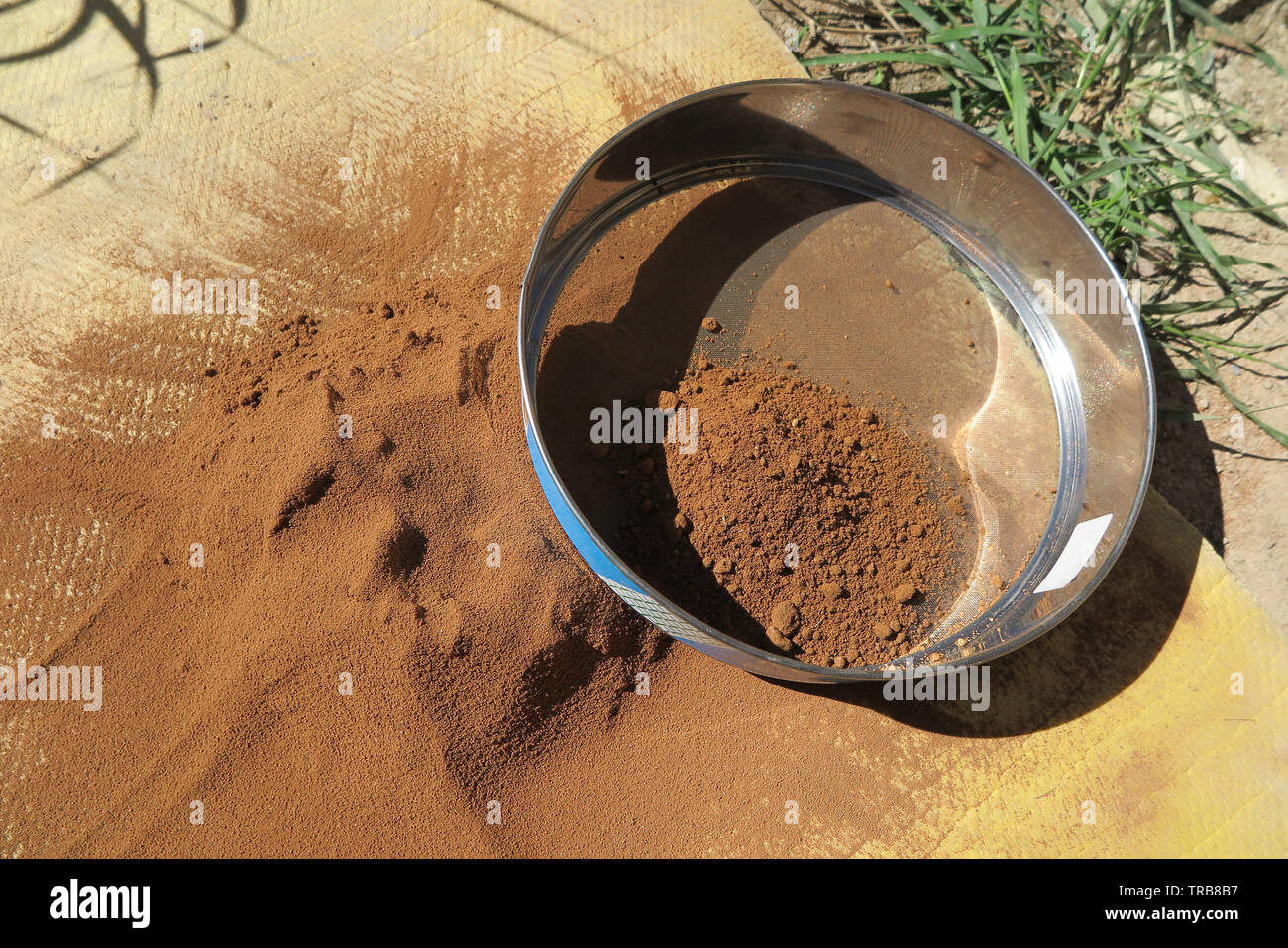 La realizzazione di un naturale i pigmenti di colore ocra da argilla. Foto Stock