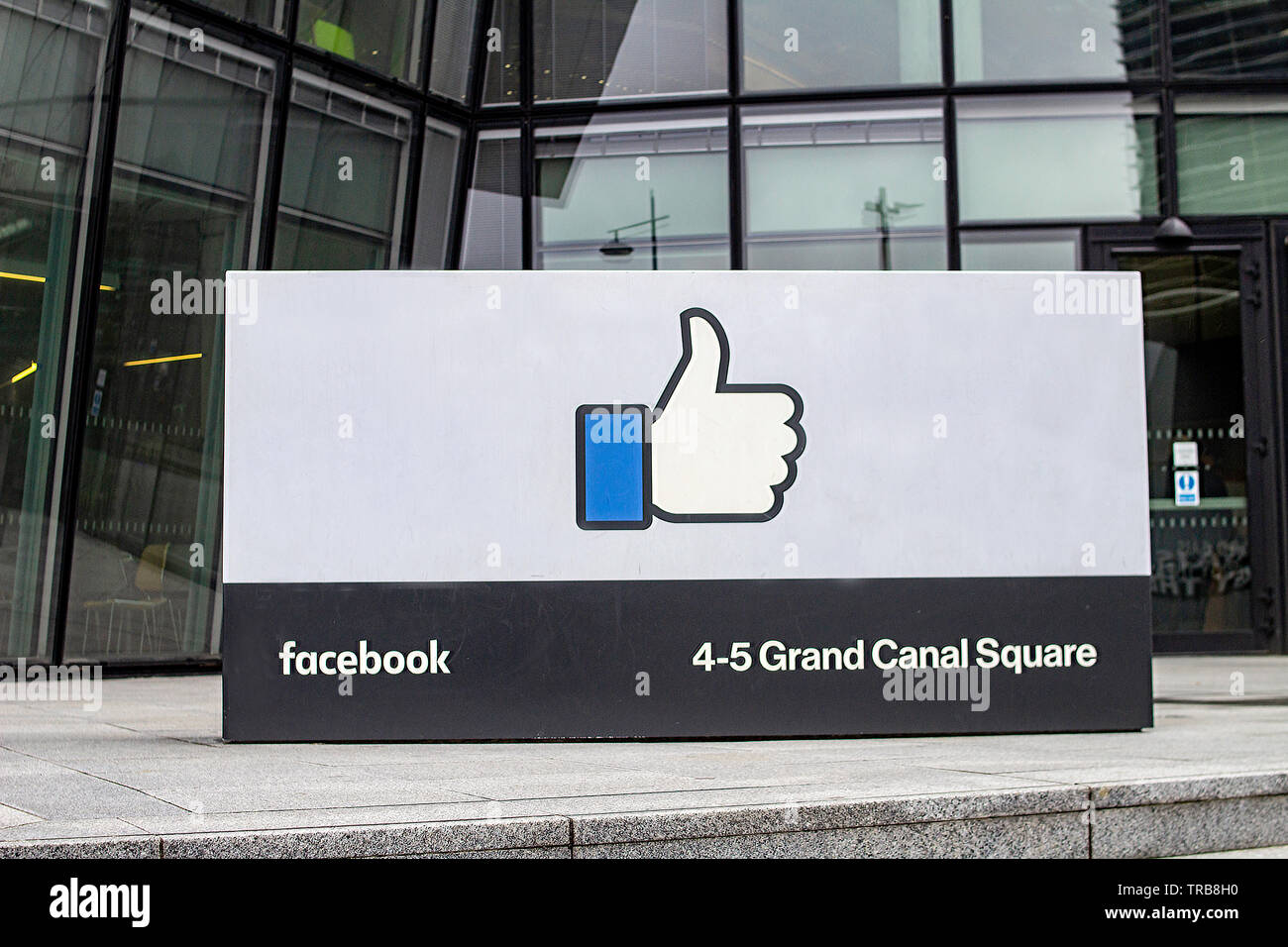 Il logo Facebook fuori dagli uffici di Grand Canal Square, Dublino, Irlanda. Foto Stock