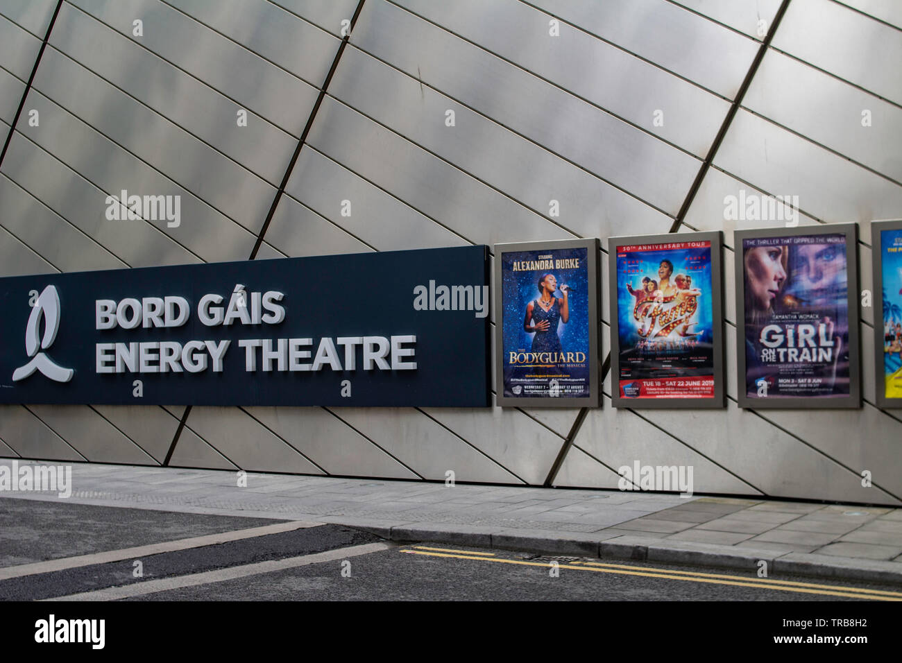 Il Bord Gais Energy Theatre di Dublino, Irlanda, con avvisi sui prossimi eventi. Foto Stock