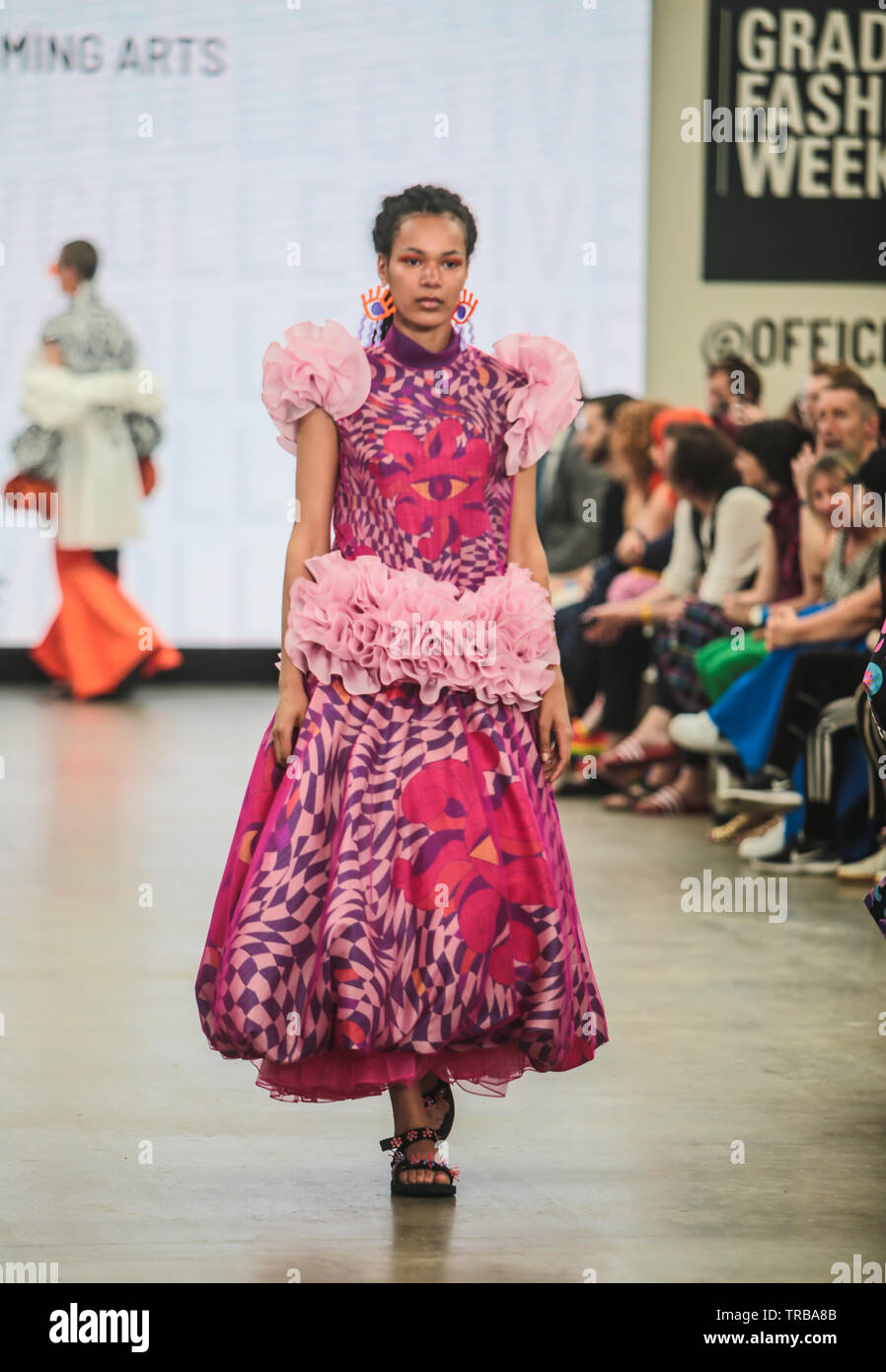 Londra, Regno Unito. 02Giugno, 2019. Il Graduate Fashion Week Exhibition 2019 espone il meglio della moda per laureati provenienti da tutto il paese. Presentazione di 90 UK e Università internazionali, a fianco ed entusiasmante sorge, alimentari, bar, leader del settore e i colloqui di VIP in GFW Live parlare di spazio e molto di più. Credito: Paolo Quezada-Neiman/Alamy Live News Foto Stock